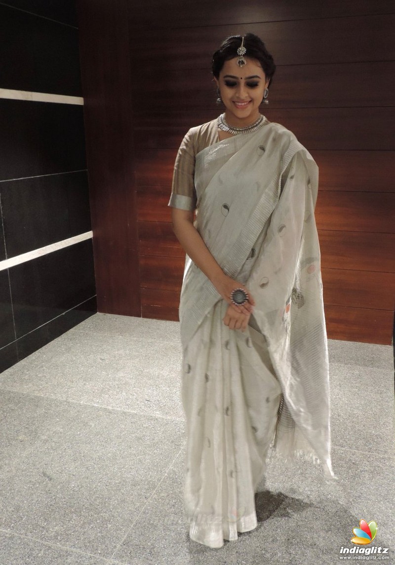 Sri Divya - Sri Divya New - HD Wallpaper 