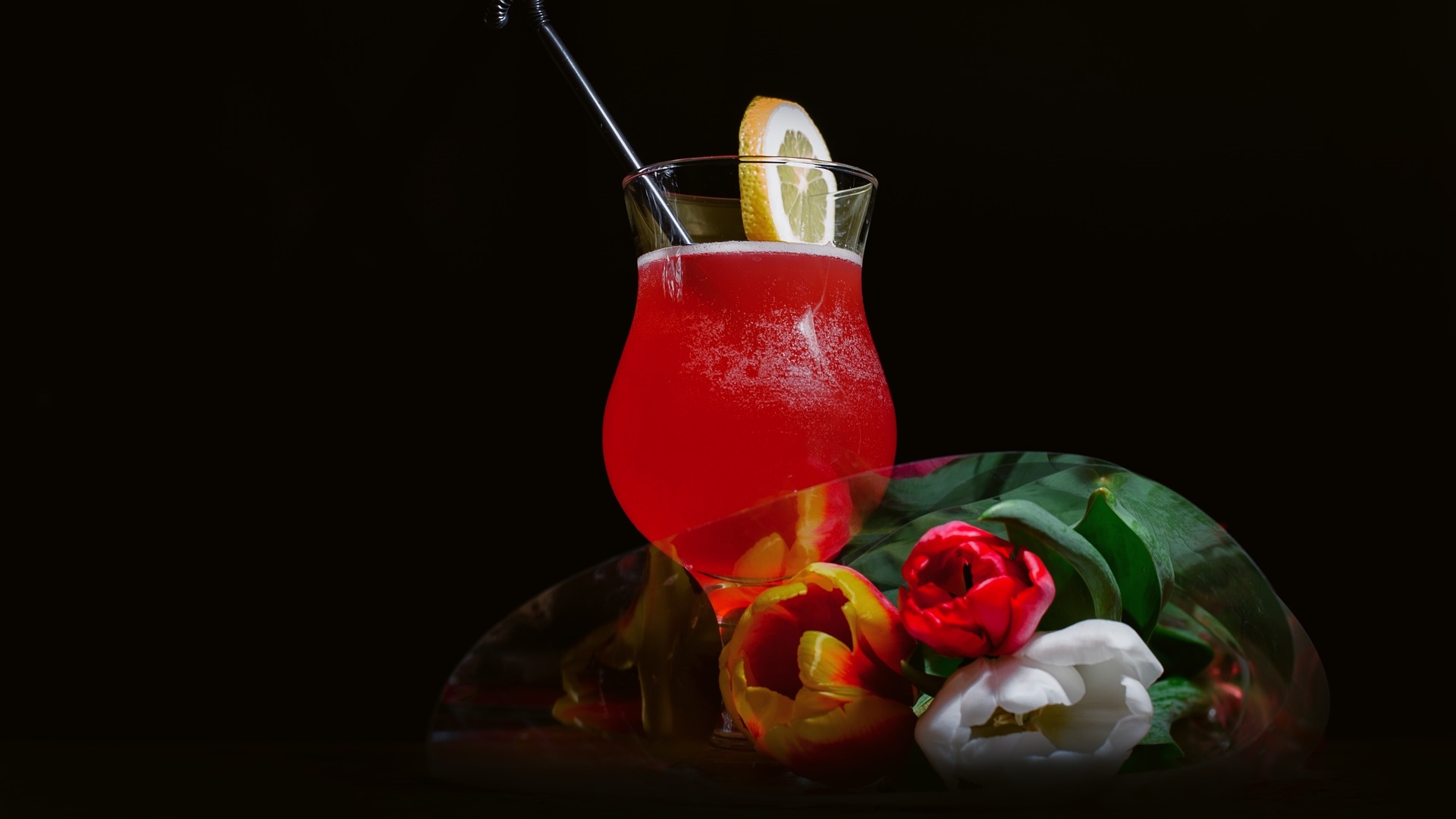Cocktail Drink And Flowers With Black Background - Cocktail - HD Wallpaper 