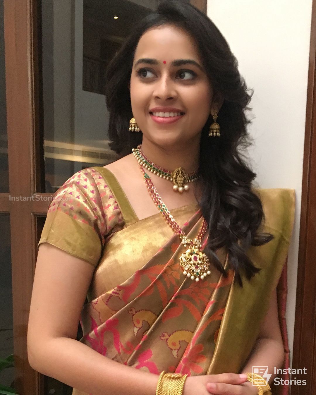 Sri Divya Latest Hot Hd Photos/wallpapers (9109) - Sri Divya Latest Saree - HD Wallpaper 