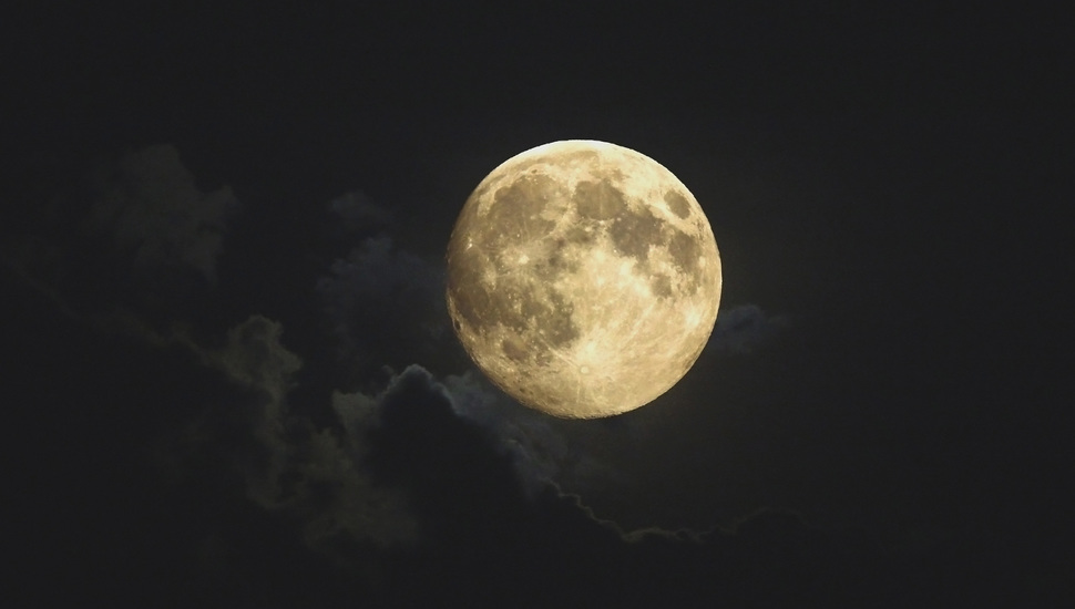 Planet, The Full Moon, Clouds, The Sky, Earth Satellite, - ท้องฟ้า กลางคืน พระจันทร์ - HD Wallpaper 