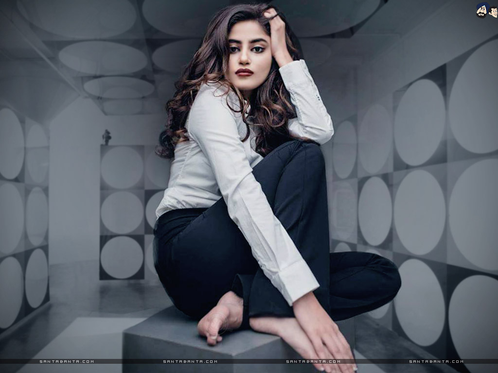 Sajal Aly - Sajal Pakistani Actress Feet - HD Wallpaper 