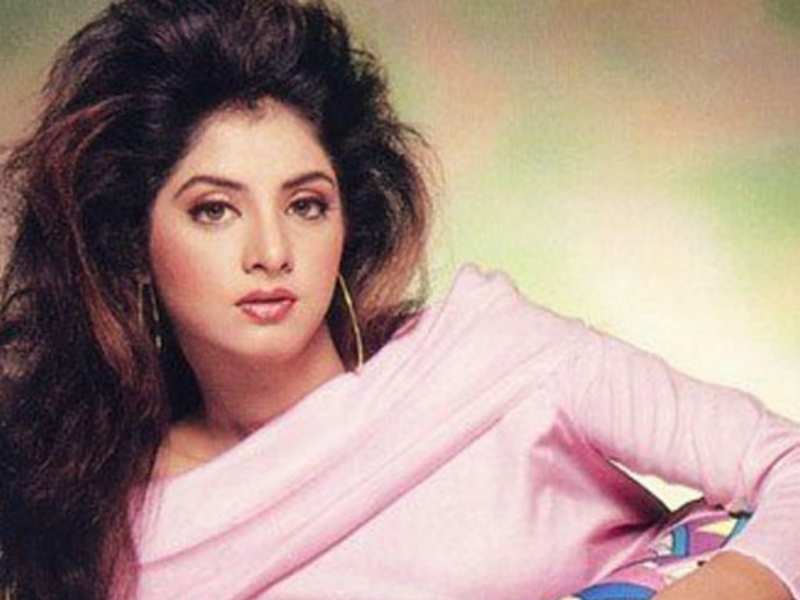 Divya Bharti - HD Wallpaper 