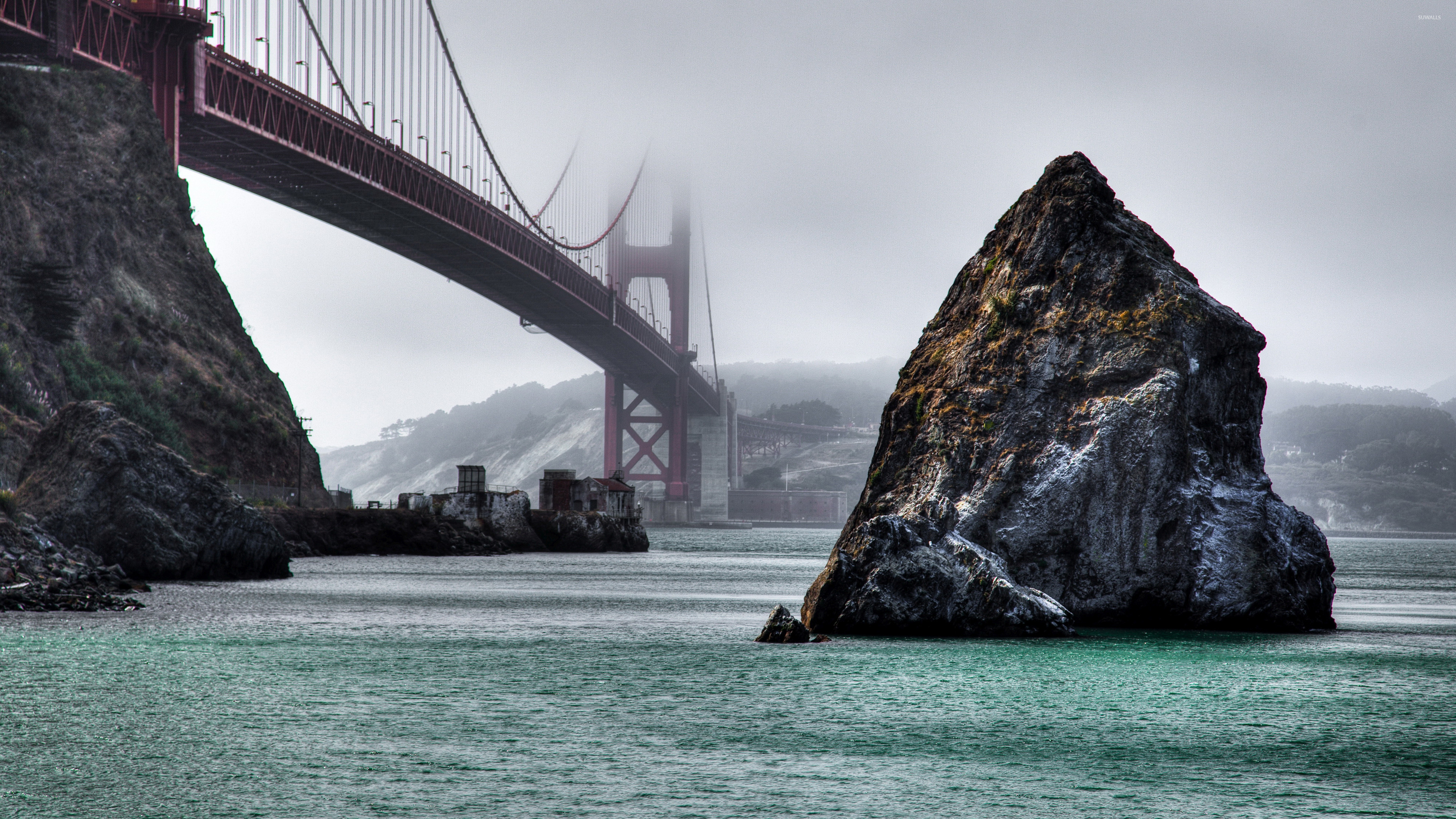 Rocks Under The Foggy Golden Gate Bridge Wallpaper - Golden Gate - HD Wallpaper 