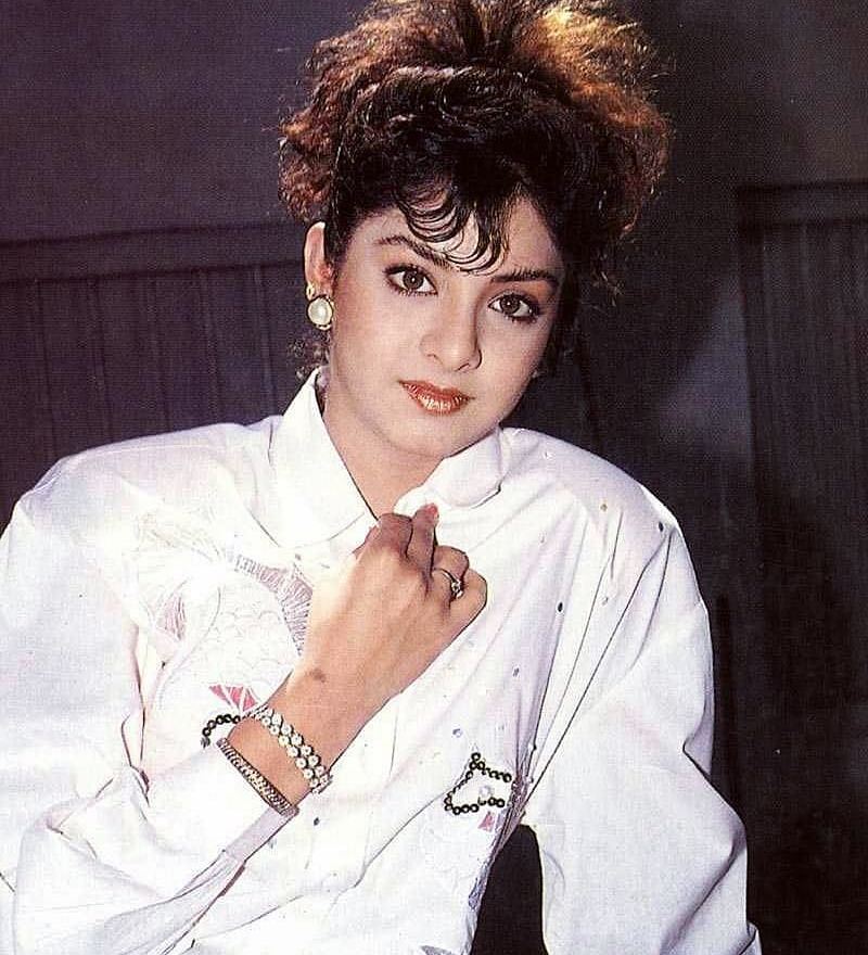 Divya Bharti - HD Wallpaper 