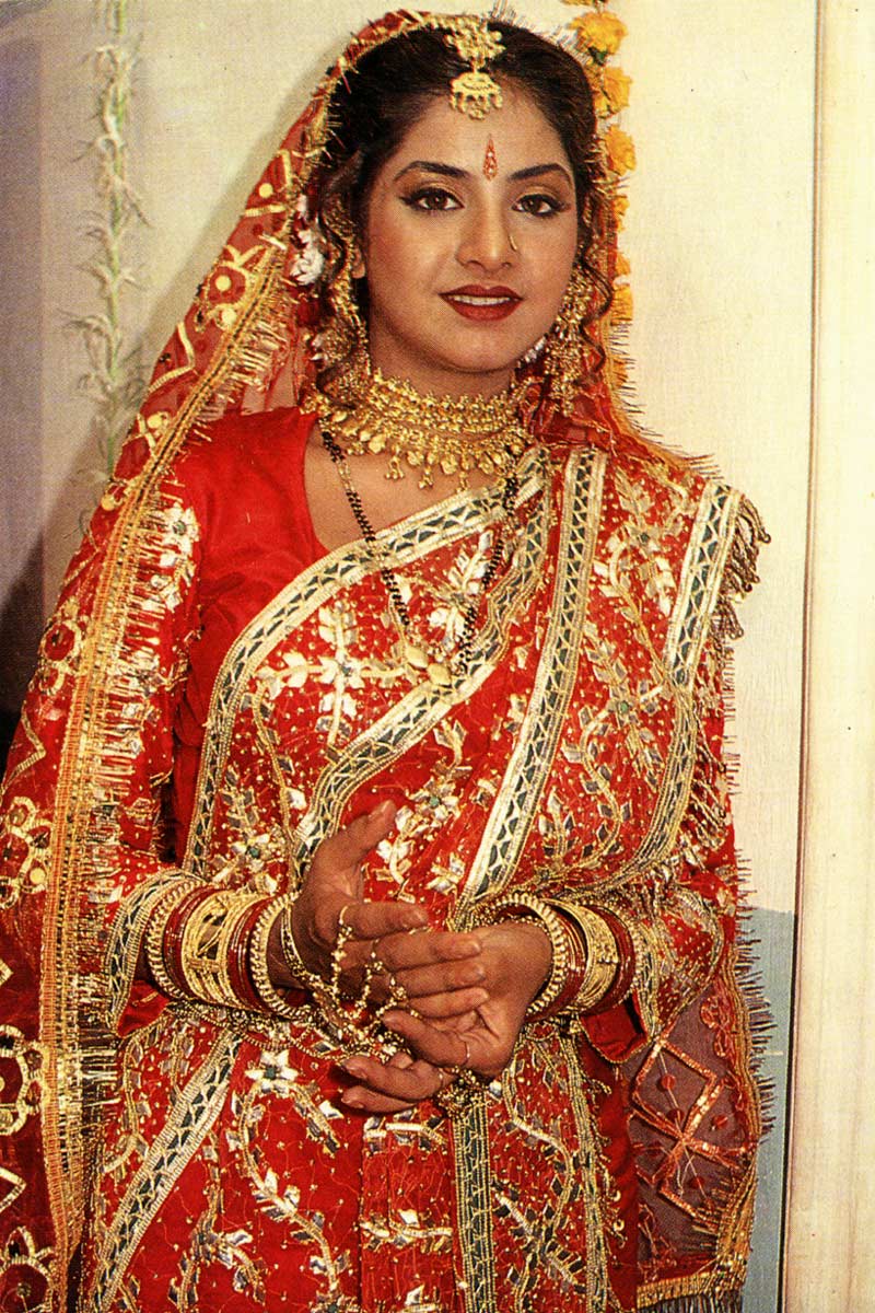 Divya Bharti - HD Wallpaper 