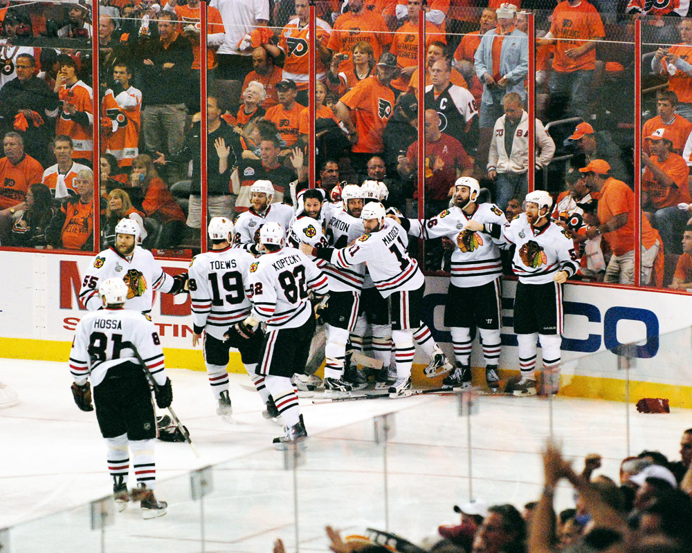 Free Wallpaper Team Celebrating After Patrick Kane - College Ice Hockey - HD Wallpaper 