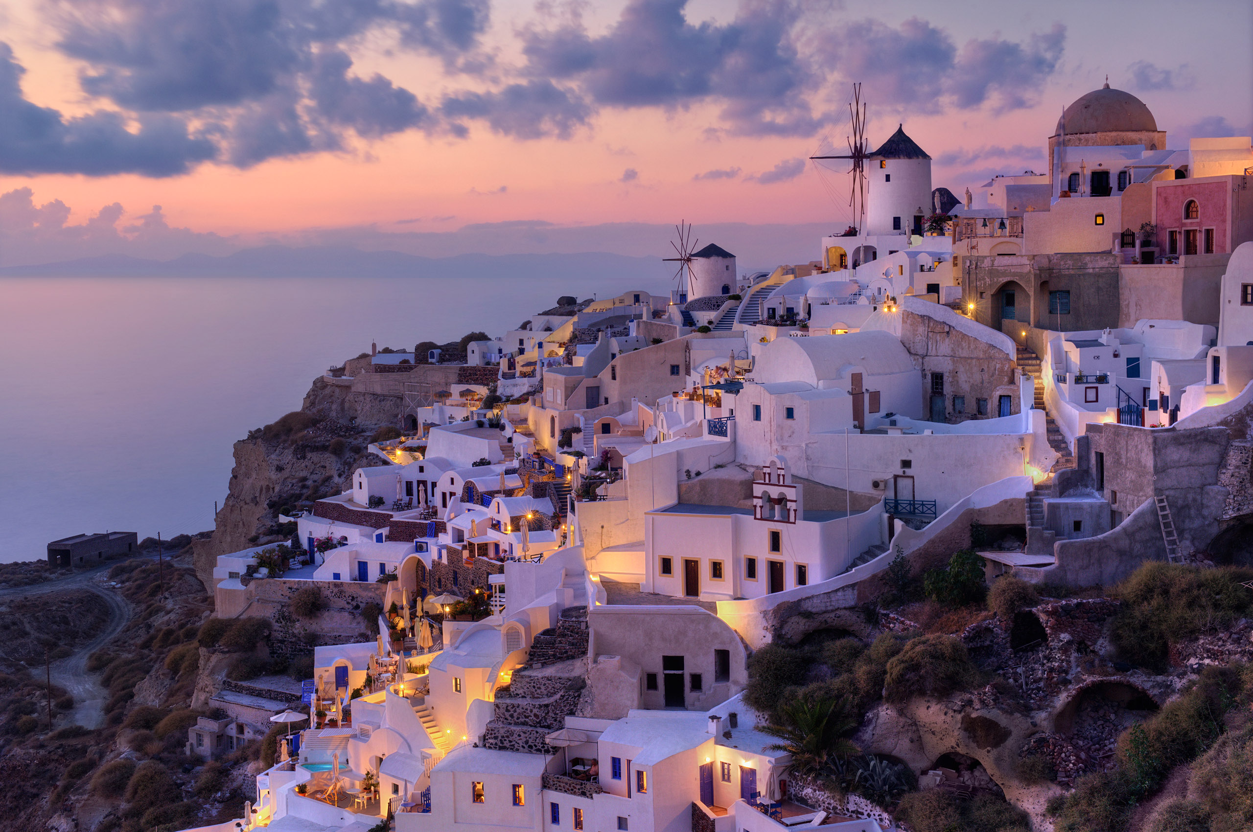 Mike Reyfman Traditional View Of Oia At Sunset - Thíra - HD Wallpaper 