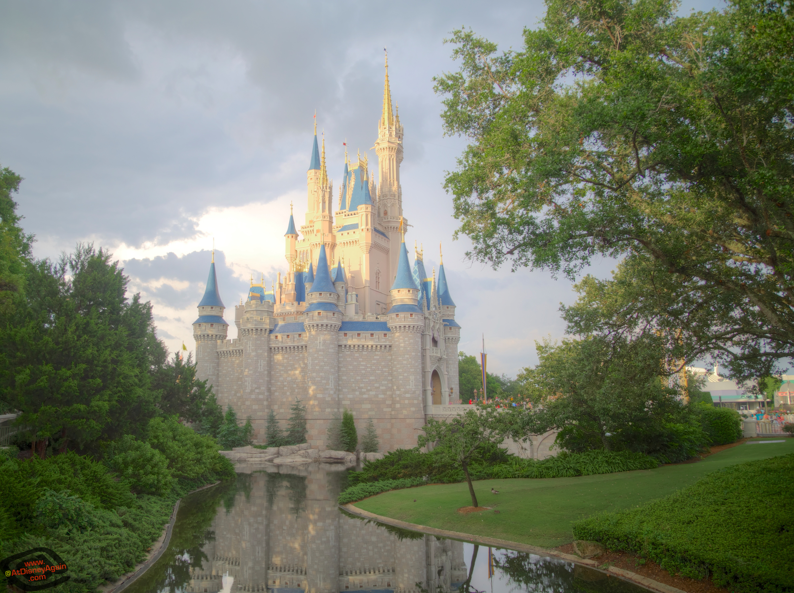Daytime Cinderella Castle Wallpaper - Disney World, Cinderella Castle - HD Wallpaper 