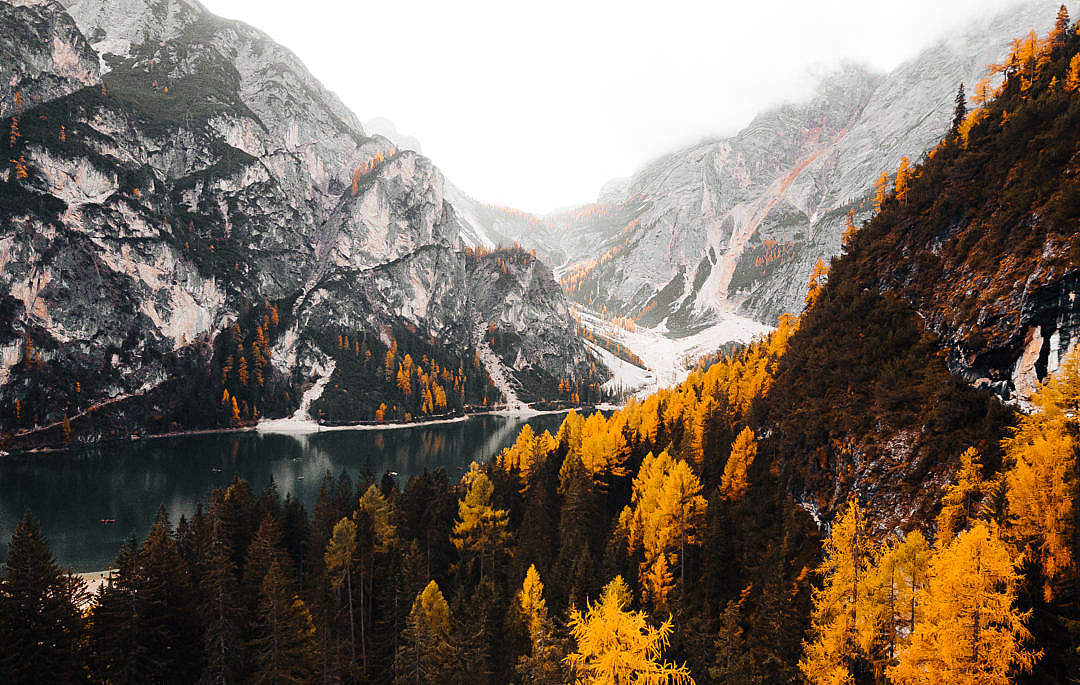Download Wonderful Mountains In Fall Colors Free Stock - Pragser Wildsee - HD Wallpaper 