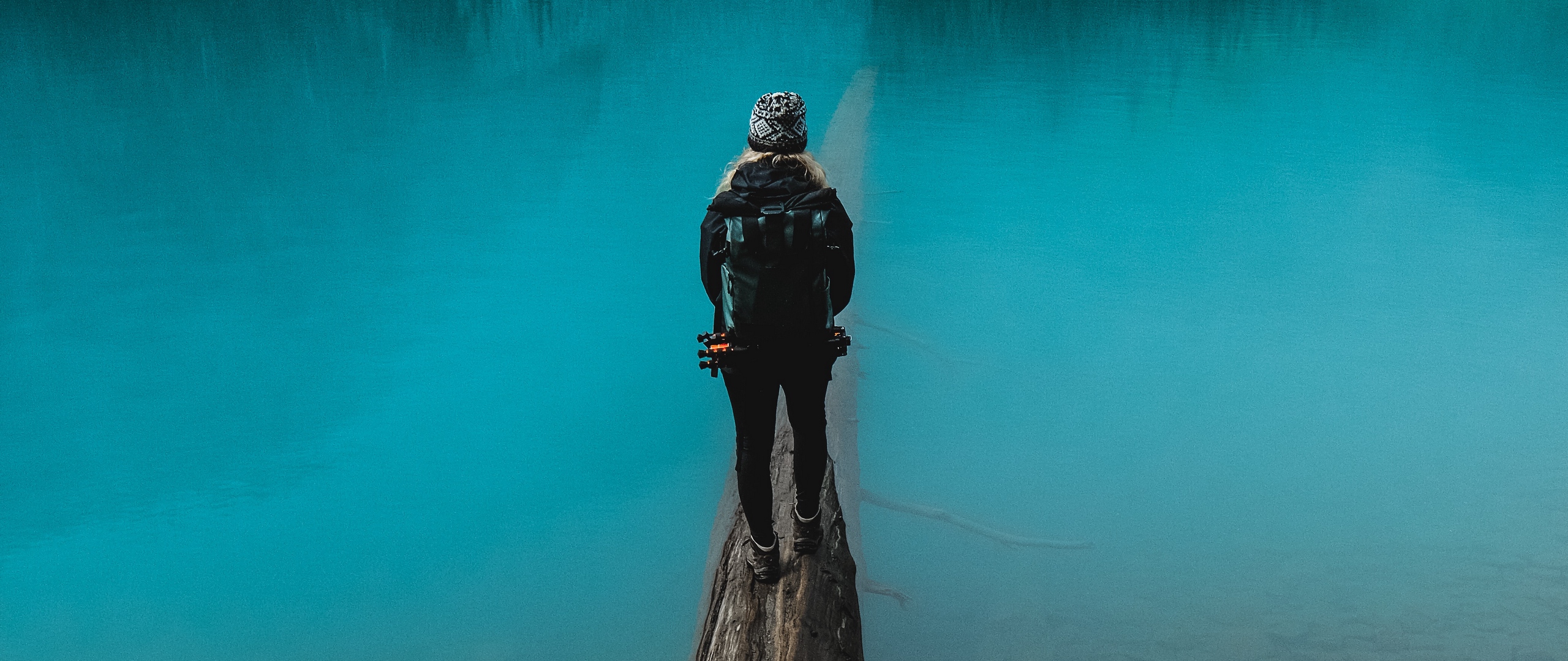 Wallpaper Lake, Log, Human, Water, Nature - Statue - HD Wallpaper 