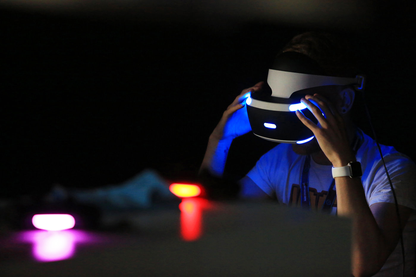 Игра виртуальности. Виар шлем. Виртуальная реальность виар. PS VR. Шлем виртуальной реальности.