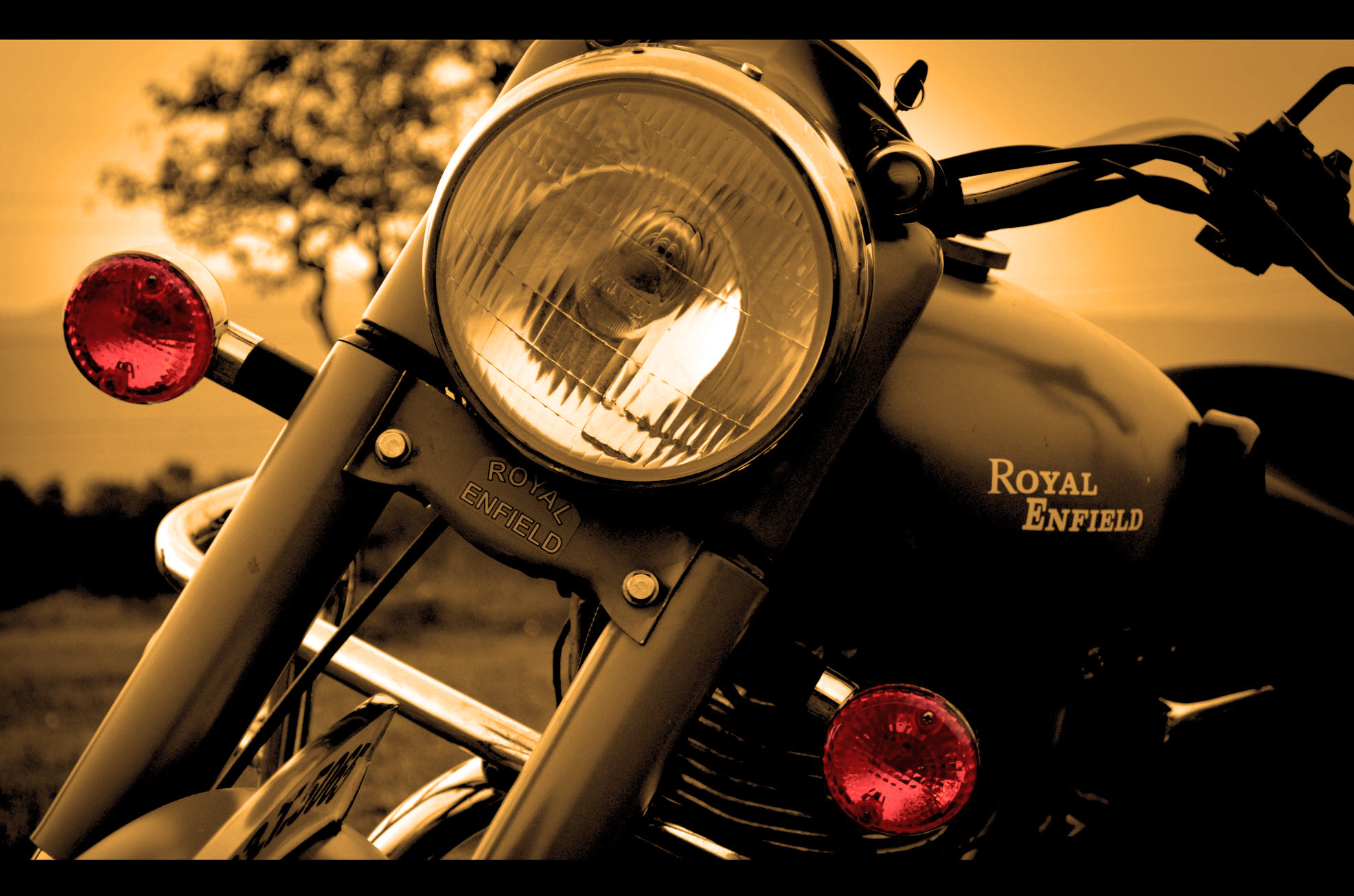 Royal Enfield Hd Desktop Wallpaper - Royal Enfield Wallpaper Hd - HD Wallpaper 