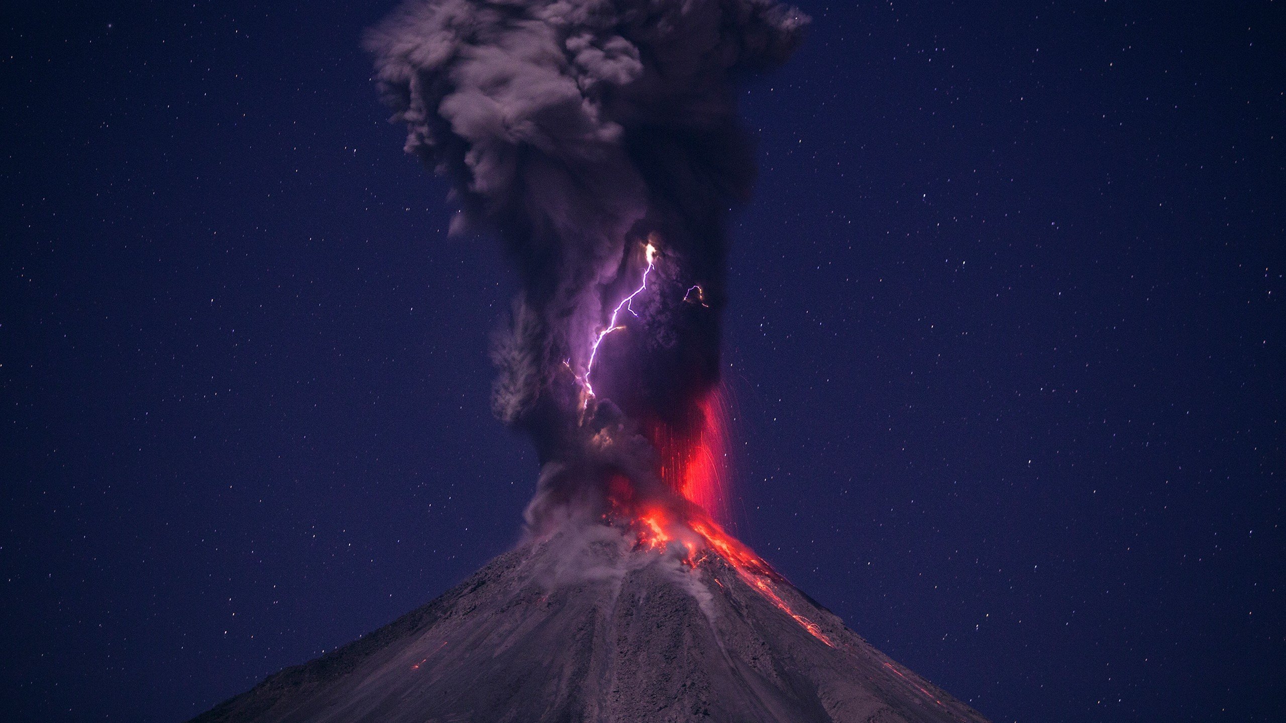 Preview Wallpaper Volcano, Eruption, Lightning, Sky - Cool Volcano Wallpapers Iphone - HD Wallpaper 