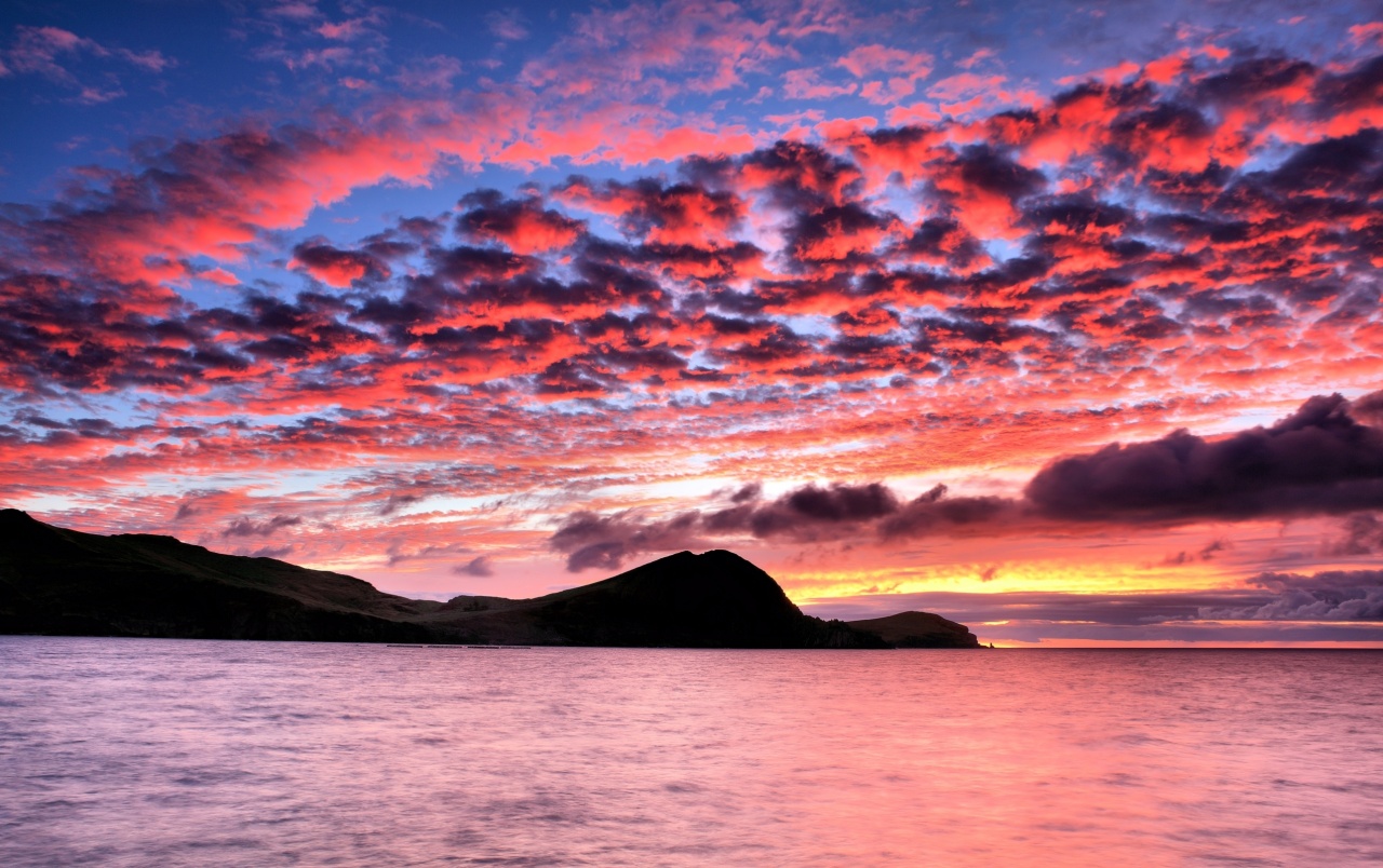 Pink Clouds Sea & Mountains Wallpapers - Sunset Clouds Over Mountains - HD Wallpaper 