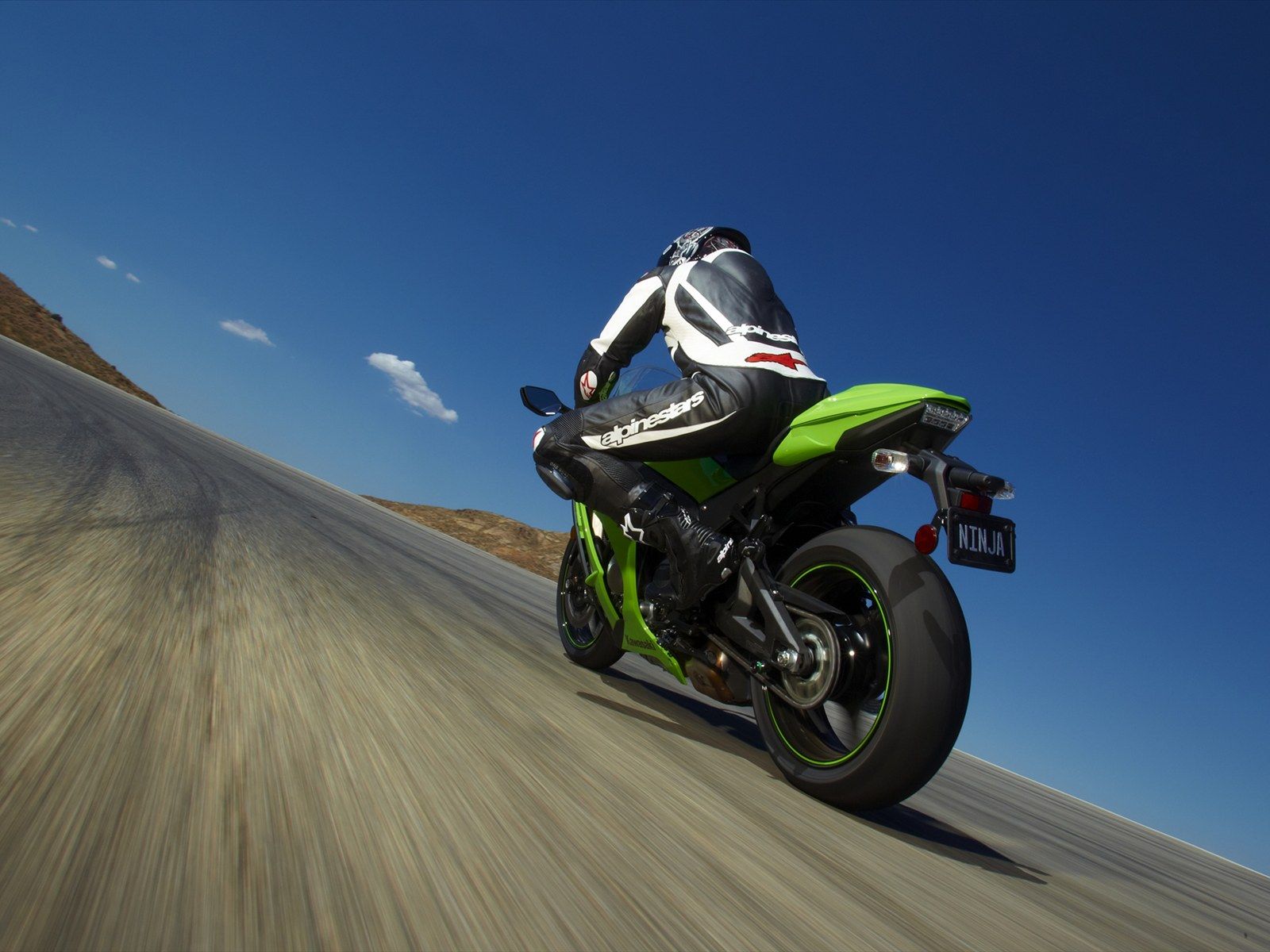 Kawasaki Ninja Zx 10r 17 Wallpaper - Kawasaki Ninja Zx 10r 2011 - HD Wallpaper 