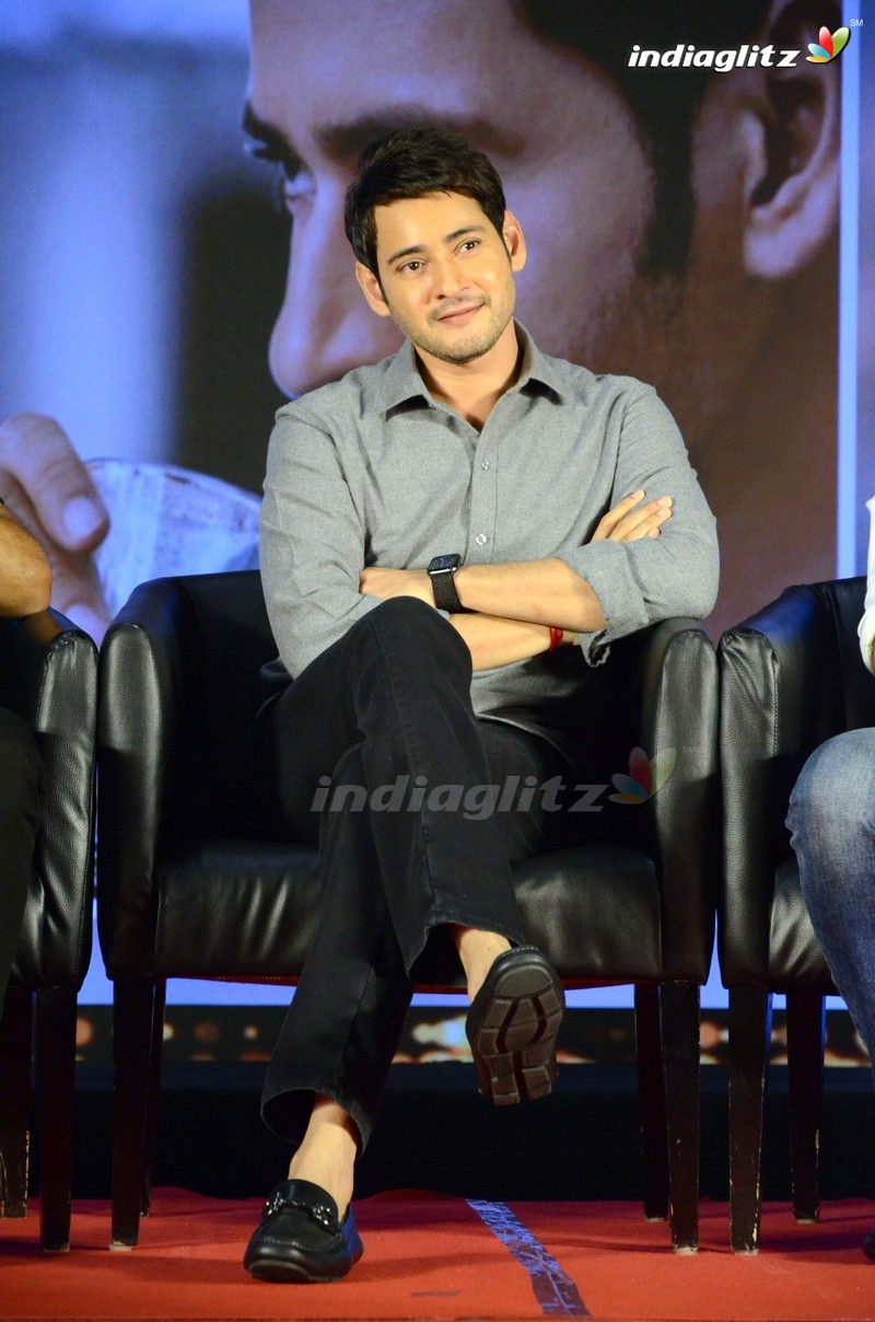 Mahesh Babu - Mahesh Babu Dress Style - HD Wallpaper 