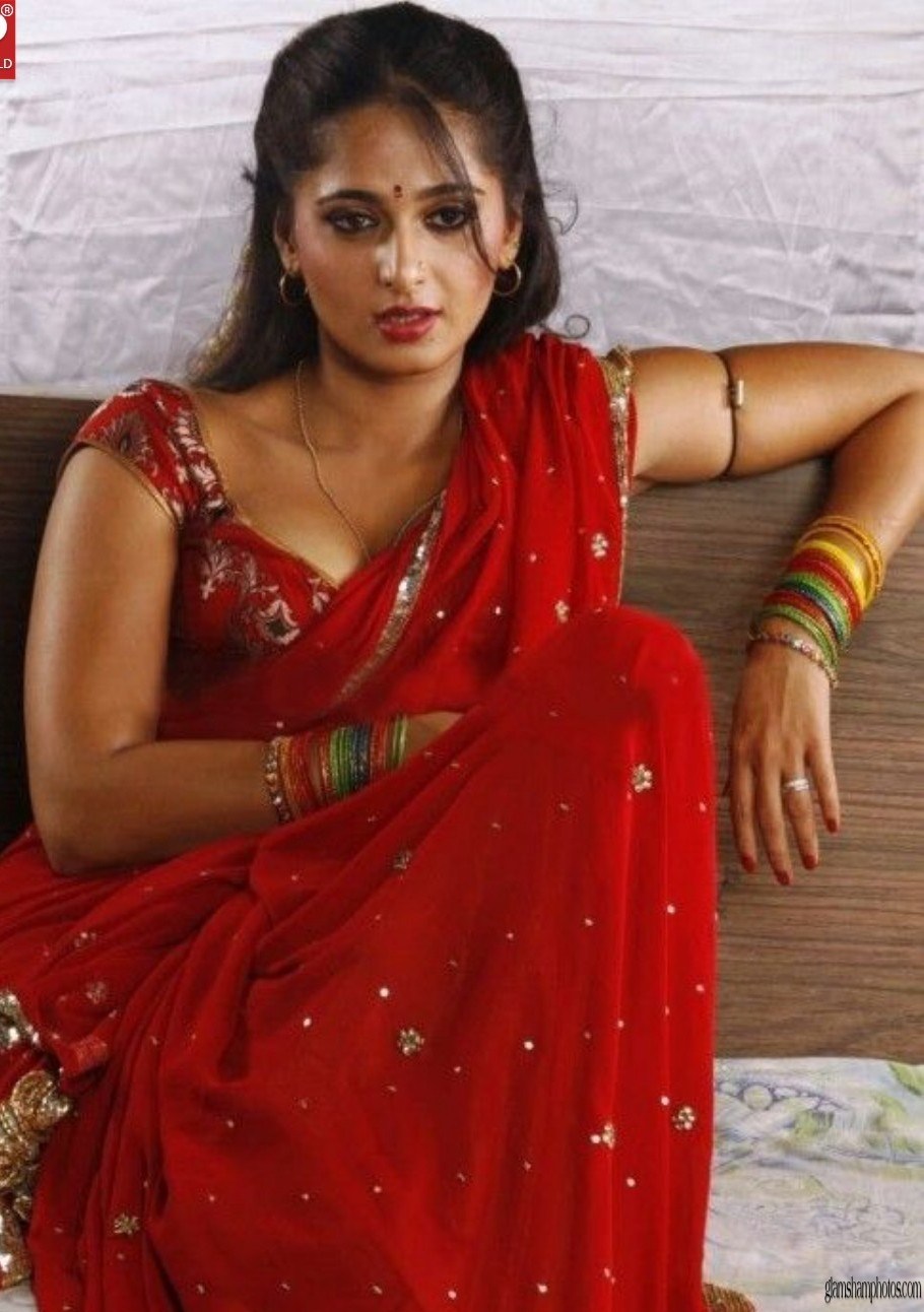Anushka Shetty In Red Saree - HD Wallpaper 