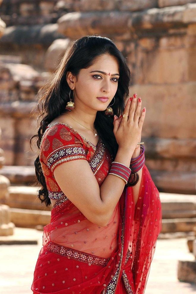 South Indian Actress Photos In Saree Photos - Anushka Shetty In Red Saree - HD Wallpaper 