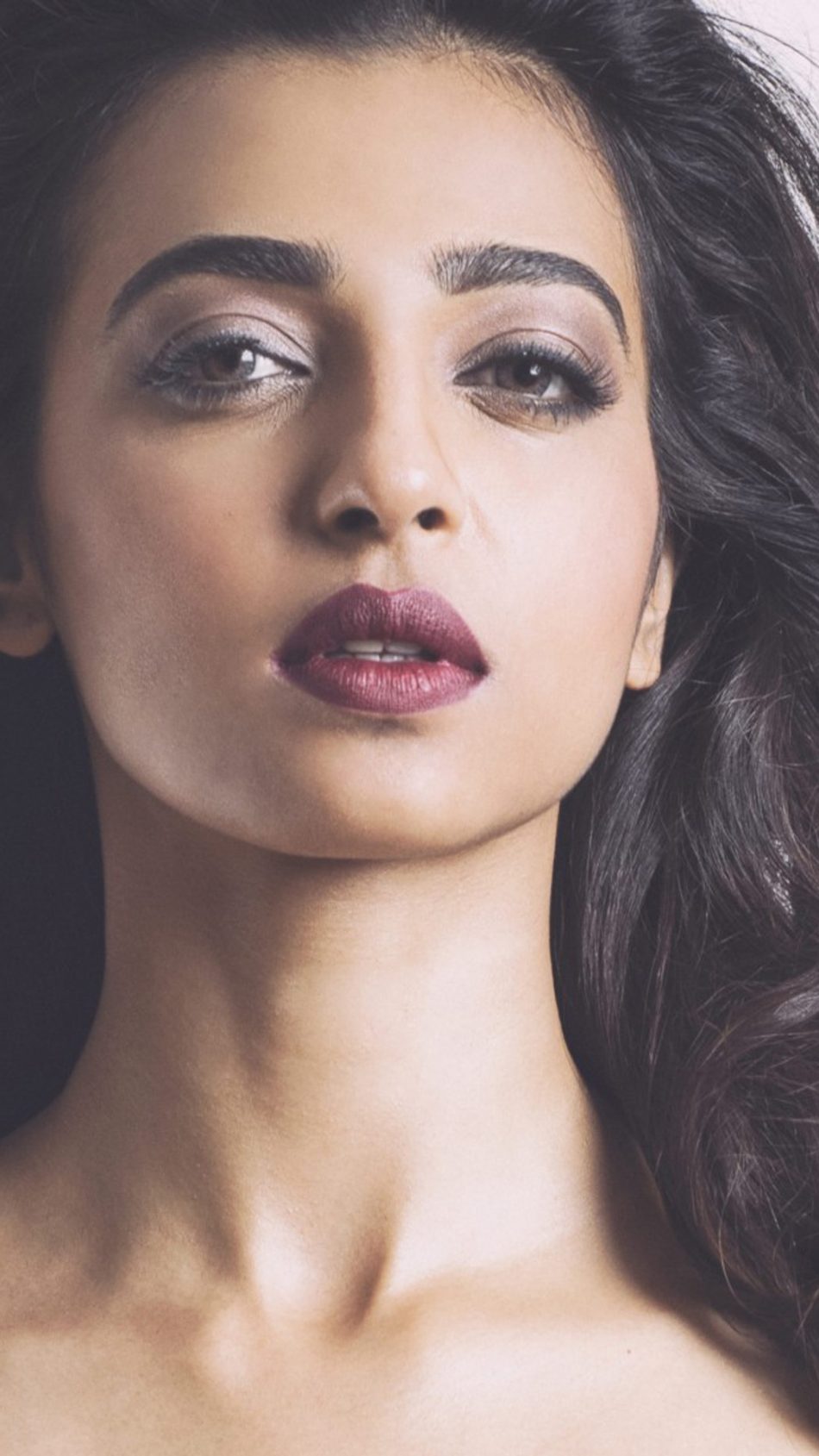 Radhika Apte Indian Actress Hd Mobile Wallpaper - Radhika Apte - HD Wallpaper 