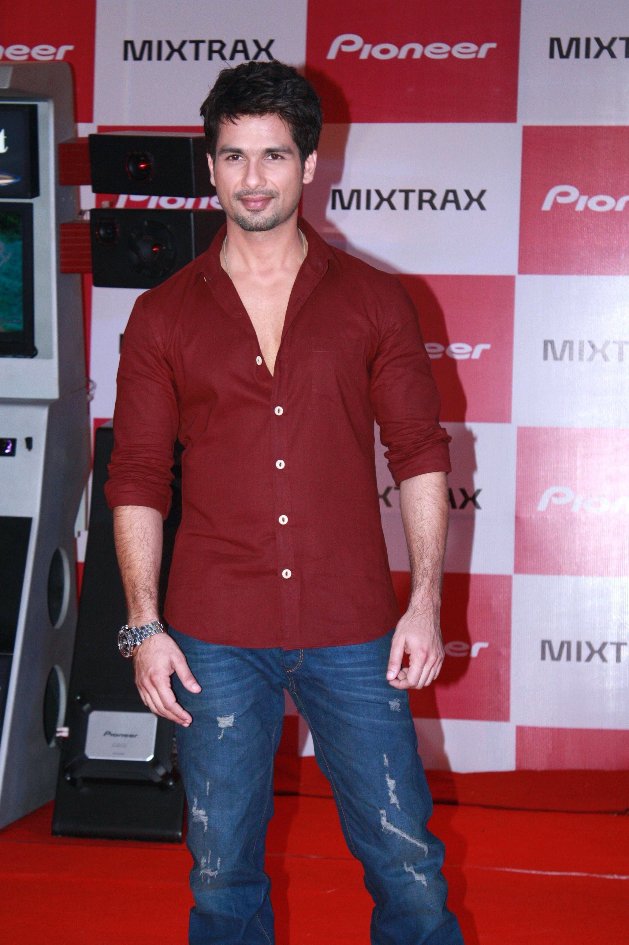 Shahid Kapoor - Rallying - HD Wallpaper 
