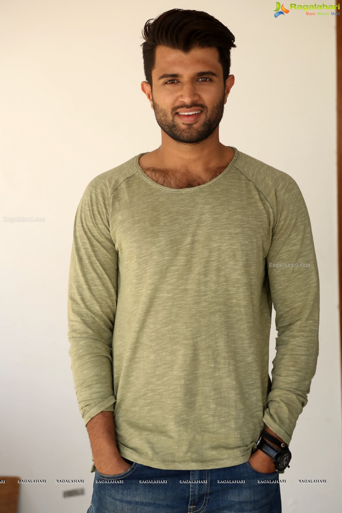 Vijay Devarakonda T Shirt - HD Wallpaper 