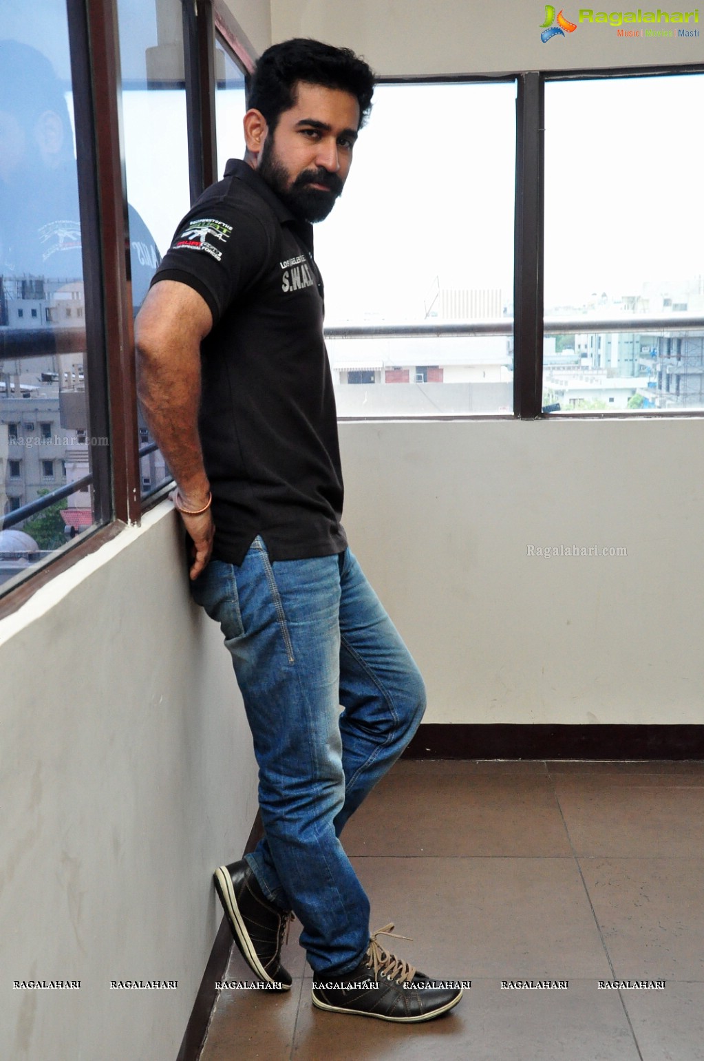 Standing - HD Wallpaper 