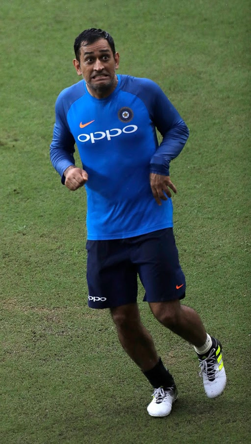 Cricketer Ms Dhoni Reacts After Hitting A Soccer Ball - Stylish Ms Dhoni Hd - HD Wallpaper 