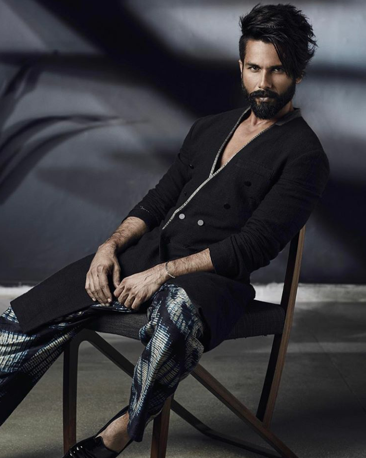Shahid Kapoor Photos Killing In Black Shirt - Shahid Kapoor Hair Styles - 712x891 Wallpaper Shahid Kapoor Photos Killing In Black Shirt - Shahid Kapoor Hair Styles - 712x891 Wallpaper