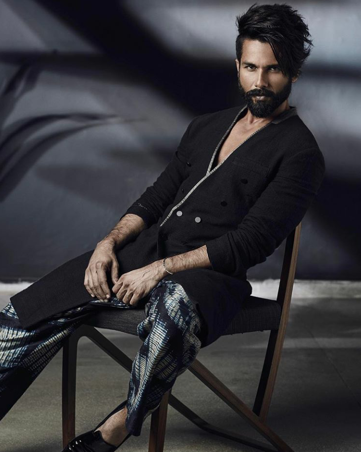 Shahid Kapoor Photos Killing In Black Shirt - Shahid Kapoor Hair Styles - HD Wallpaper 