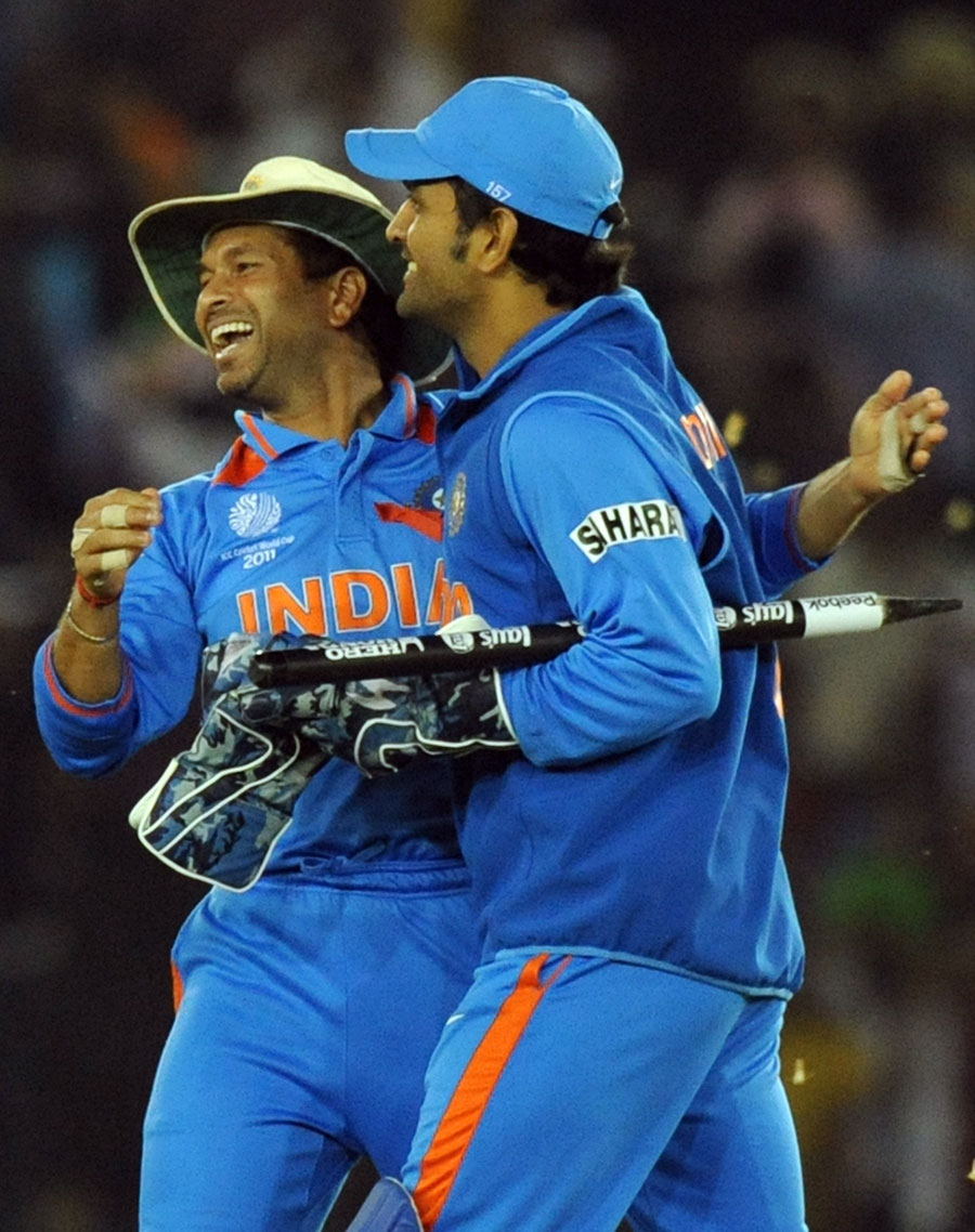 The Great Unique World Sachin Tendulkar Desktop - Ms Dhoni And Sachin Tendulkar - HD Wallpaper 