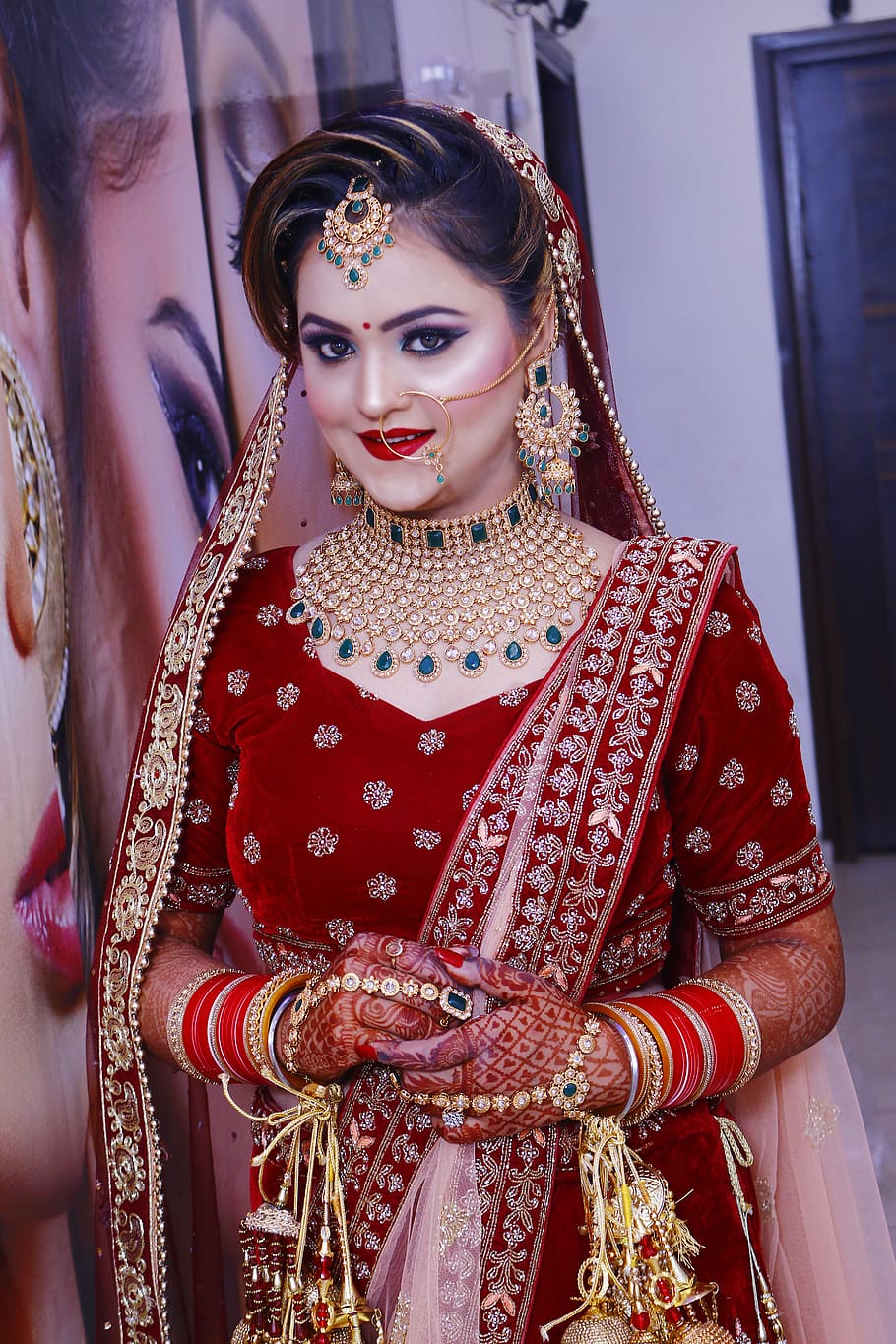 Woman Wearing Gold And Red Saree Dress, Beautiful, - Saree Girl Hd -  910x1365 Wallpaper 