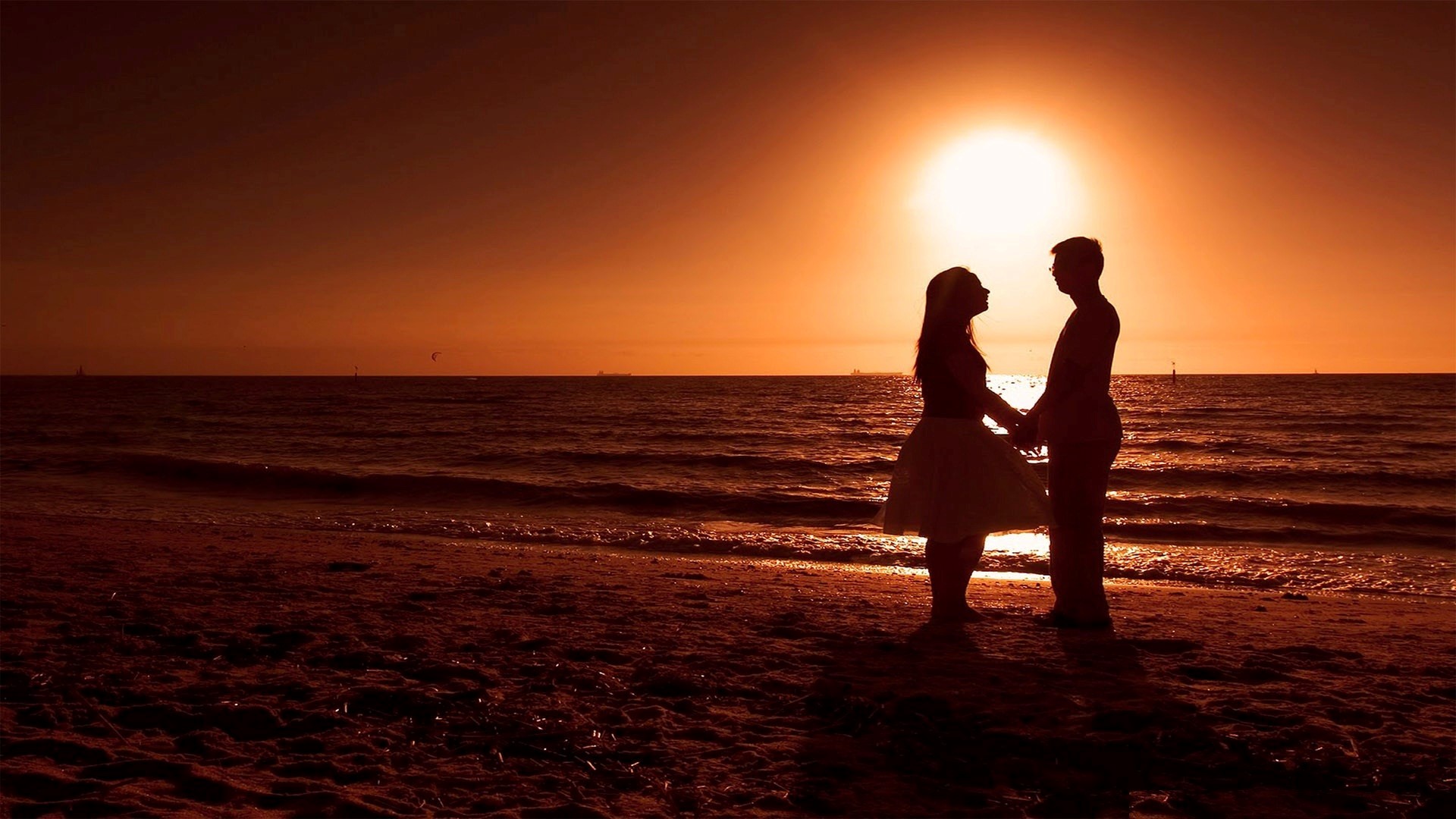 Couple Best Hd Wallpaper - Romantic Couple In Beach Sunset - HD Wallpaper 