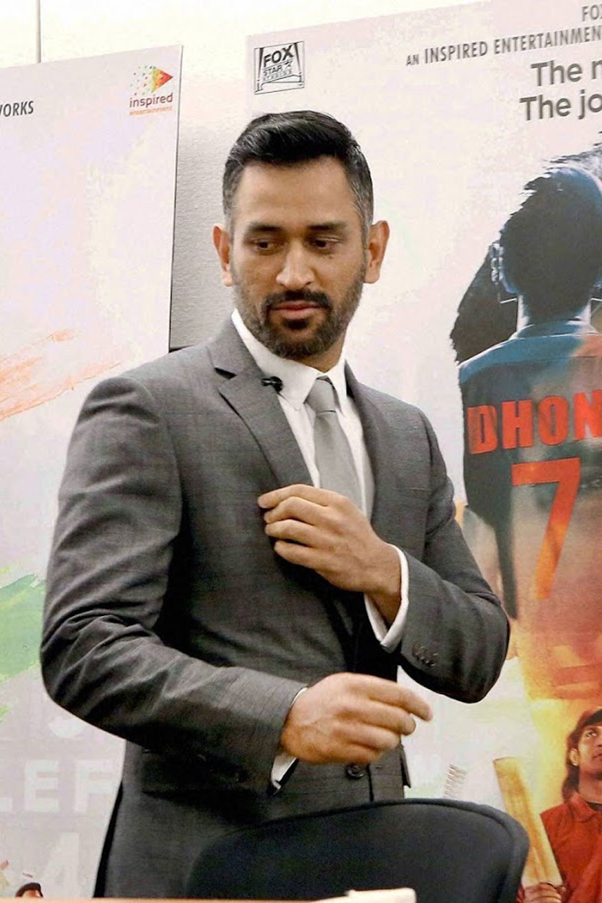 Ms Dhoni Playing Volleyball With Ta Battalion - Ms Dhoni Movie Press Conference - HD Wallpaper 