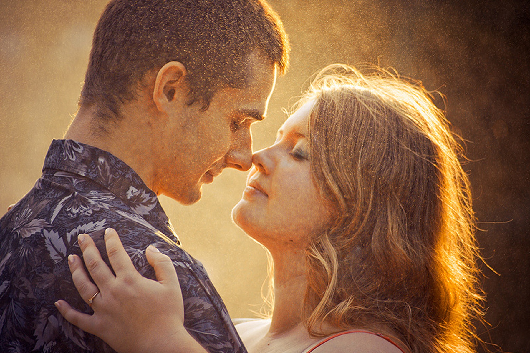 225 - Romantic Couple In Rain Hd - HD Wallpaper 