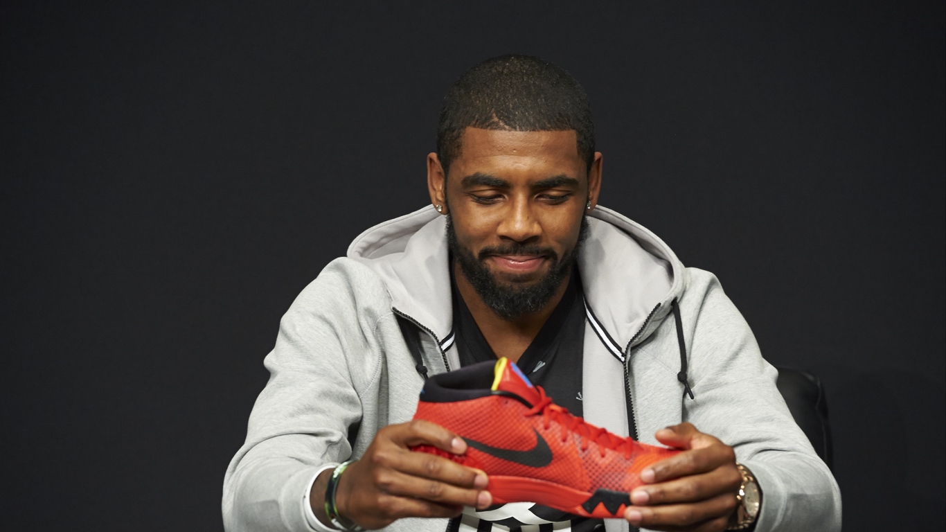 Wallpaper Kyrie Irving, Cleveland Cavaliers, Basketball - Kyrie Irving With His Shoes - HD Wallpaper 