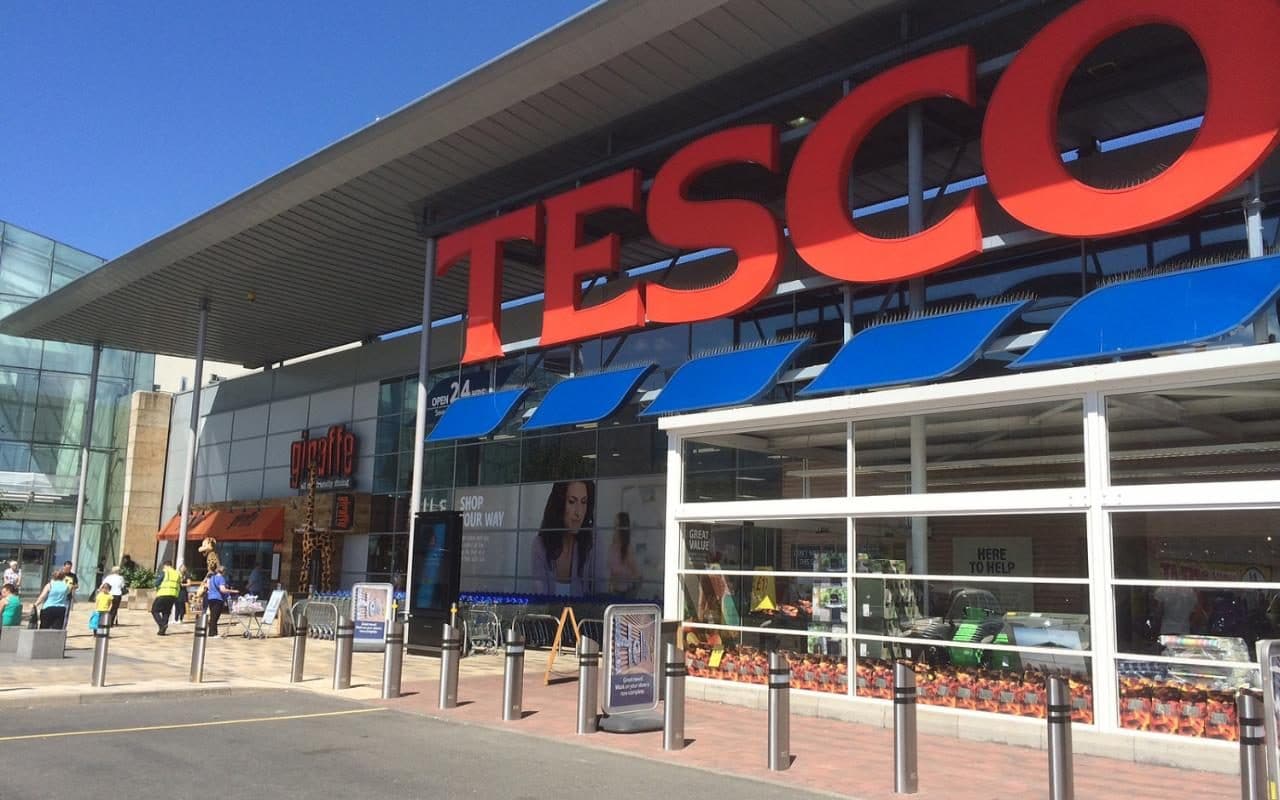 Store Front Of A Tesco - HD Wallpaper 