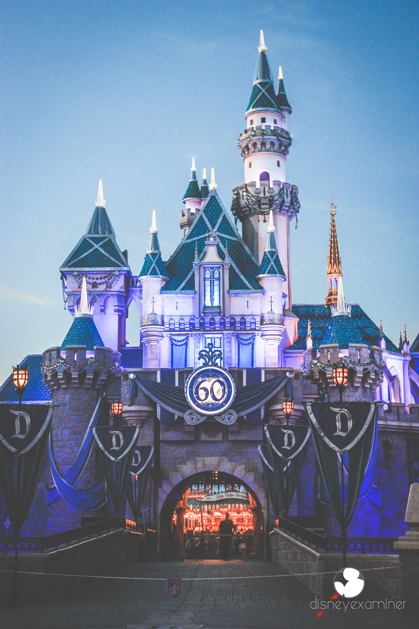 Disneyexaminer Disneyland Winter Wallpapers Disneyland - Tomorrowland Wallpaper Iphone 2017 - HD Wallpaper 
