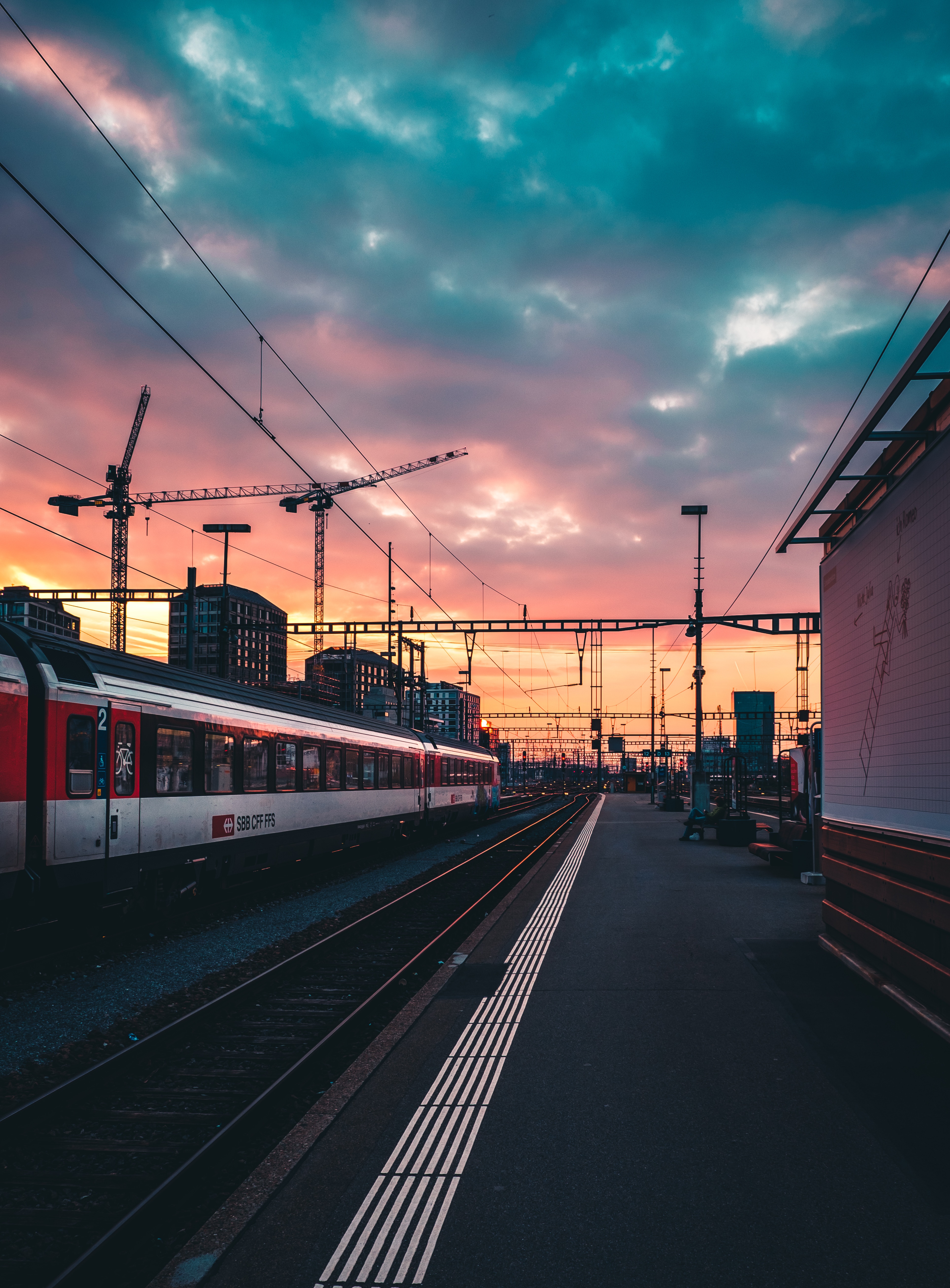 Wallpaper Railway, Train, Station, Sunset, Waiting - Train Station Wallpaper Ipad - HD Wallpaper 