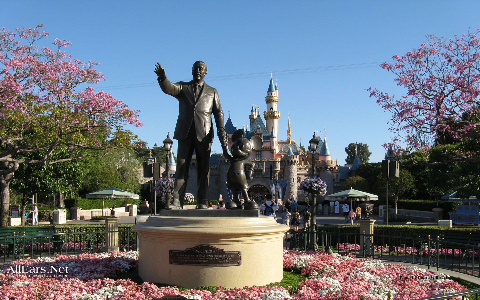 Disneyland Wallpaper Partners Statue - Disneyland, Sleeping Beauty Castle - HD Wallpaper 