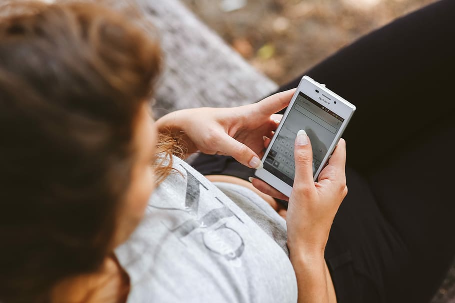 Young Woman Holding The White Mobile Phone, Caucasian, - Shopping - HD Wallpaper 