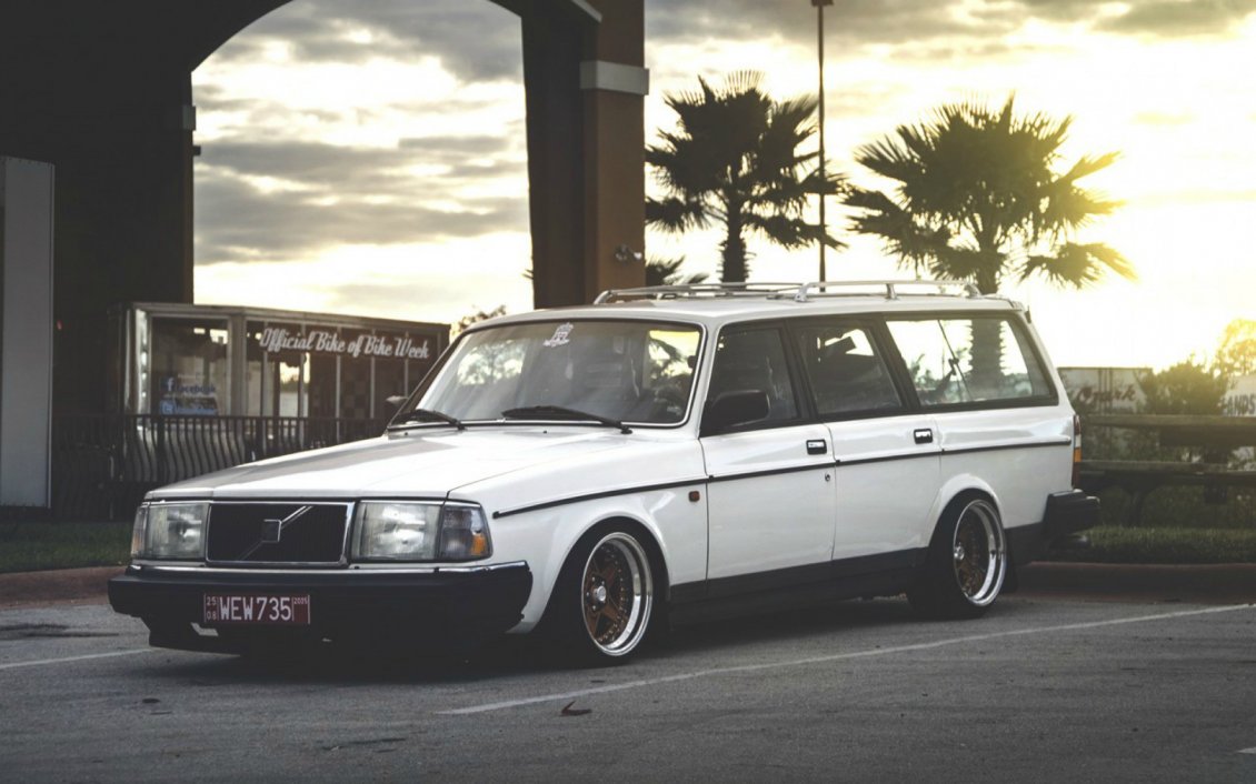 Download Wallpaper Old White Volvo 200 Wagon - Volvo Wallpaper Stance - HD Wallpaper 