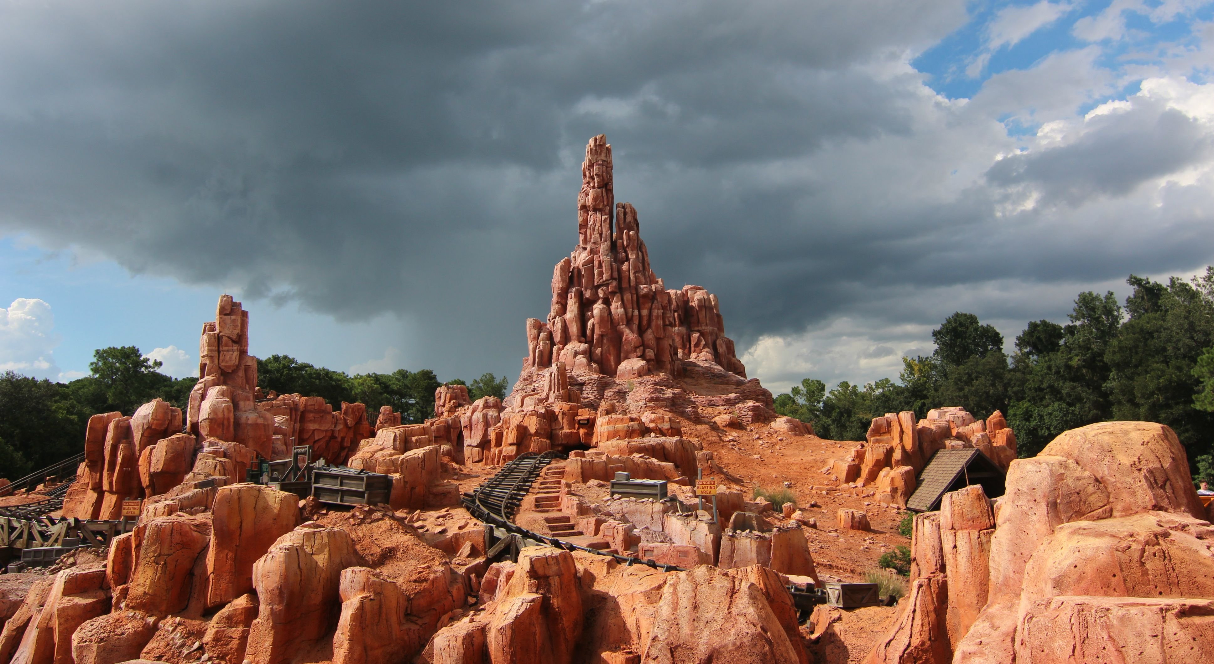 Thunder Mountain Railroad In Disney World Wallpaper - Big Thunder Mountain Hd - HD Wallpaper 