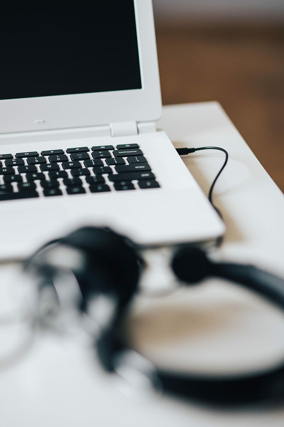 White Laptop With Smartphone And Headphones, Notebook, - Netbook - HD Wallpaper 