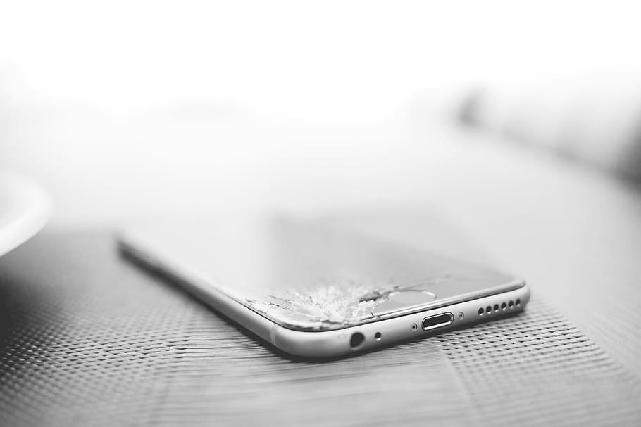 Minimalistic Crashed Iphone With Cracked Screen, Bad - Mobile Phone - HD Wallpaper 