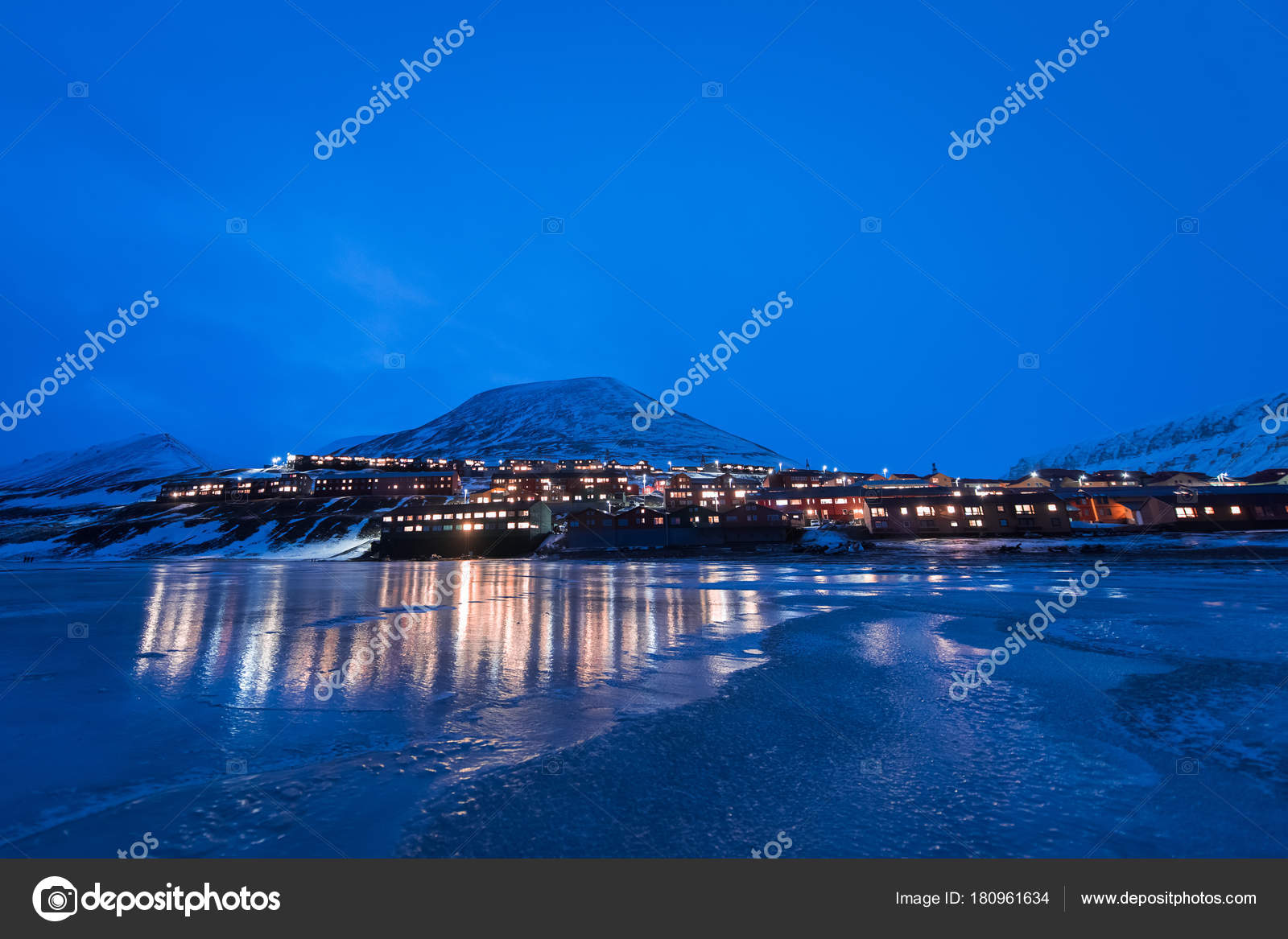 Hombre Rociando Un Perfume - HD Wallpaper 