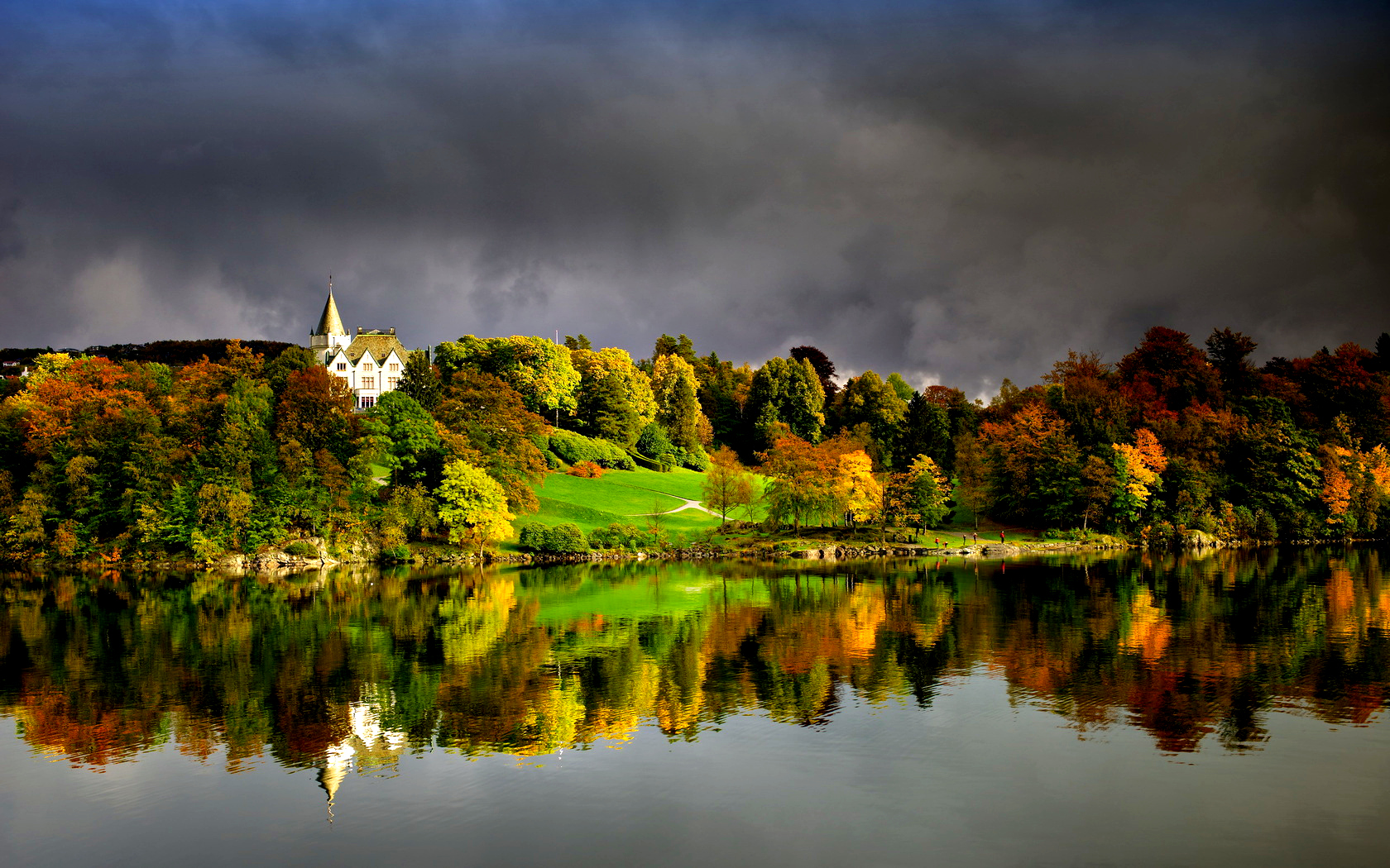 The Royal Castle Gamlehaugen - Bergen Norway Autumn - HD Wallpaper 