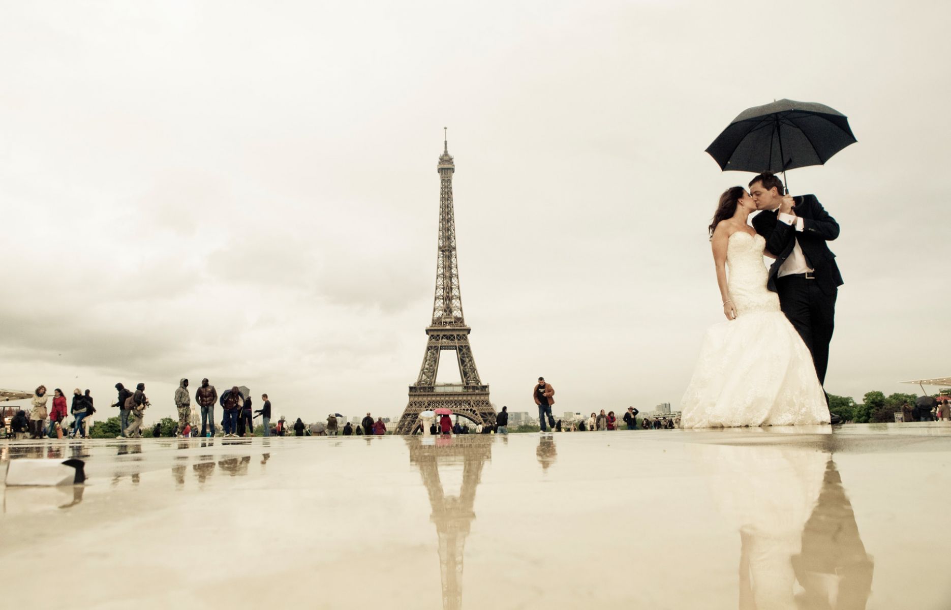 Sweet Couple With Umbrella Wallpaper Wallpaper - Couple With Eiffel Tower Wallpaper Hd - HD Wallpaper 