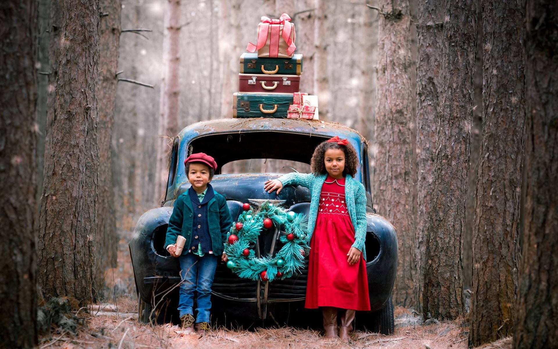 Wallpaper Child Girl And Boy, Broken Car, Suitcase - Boy And Girl Car - HD Wallpaper 