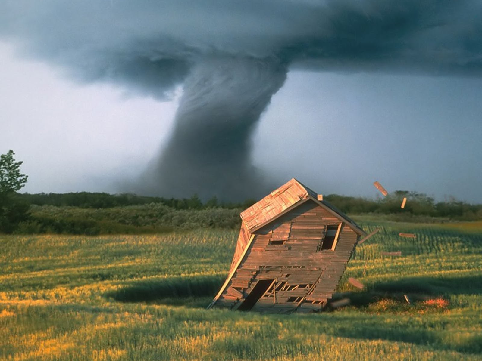House And Tornado - HD Wallpaper 