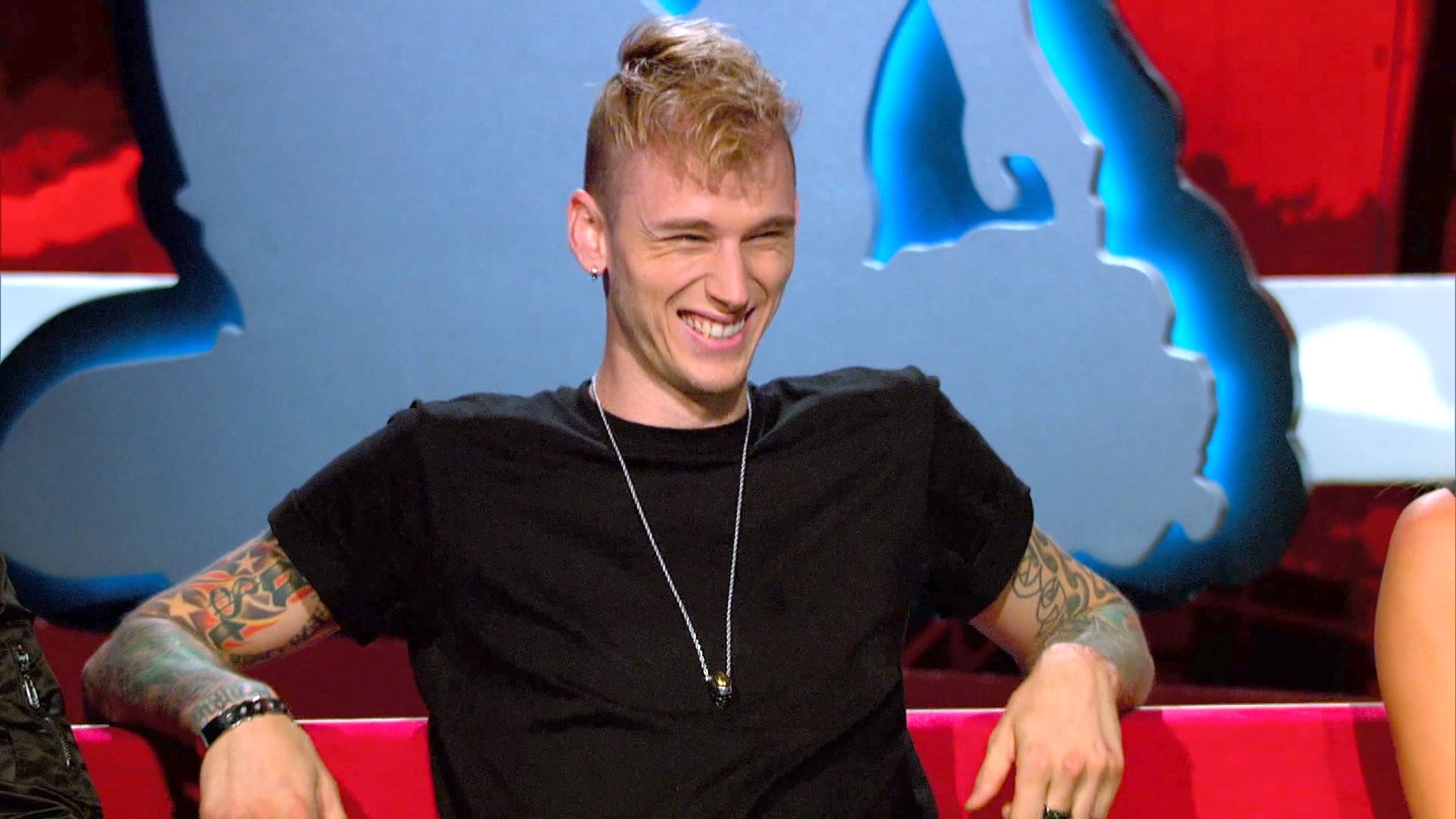 Machine Gun Kelly Laughing - HD Wallpaper 